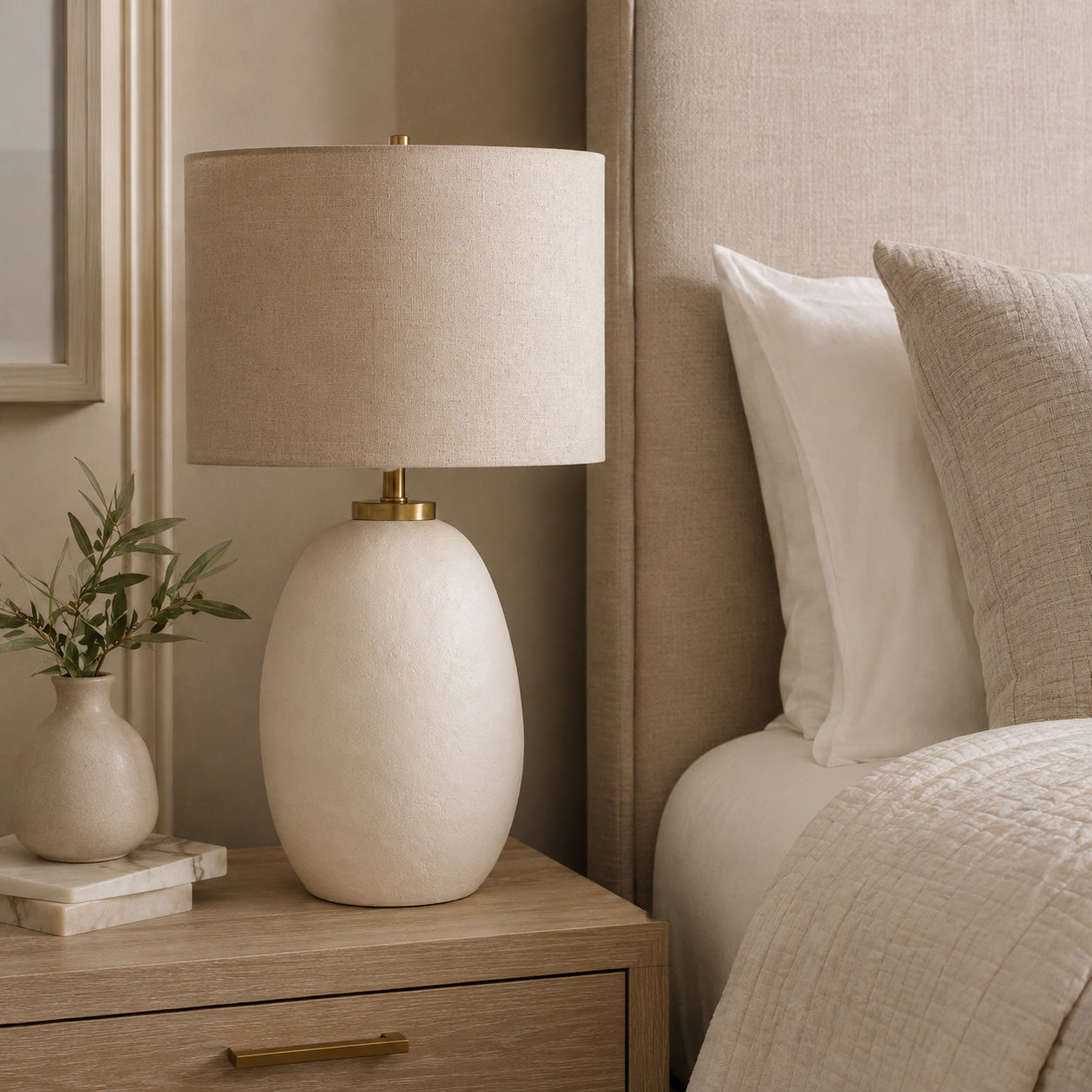 Abajur Noa sobre criado-mudo em quarto premium com decoração neutra