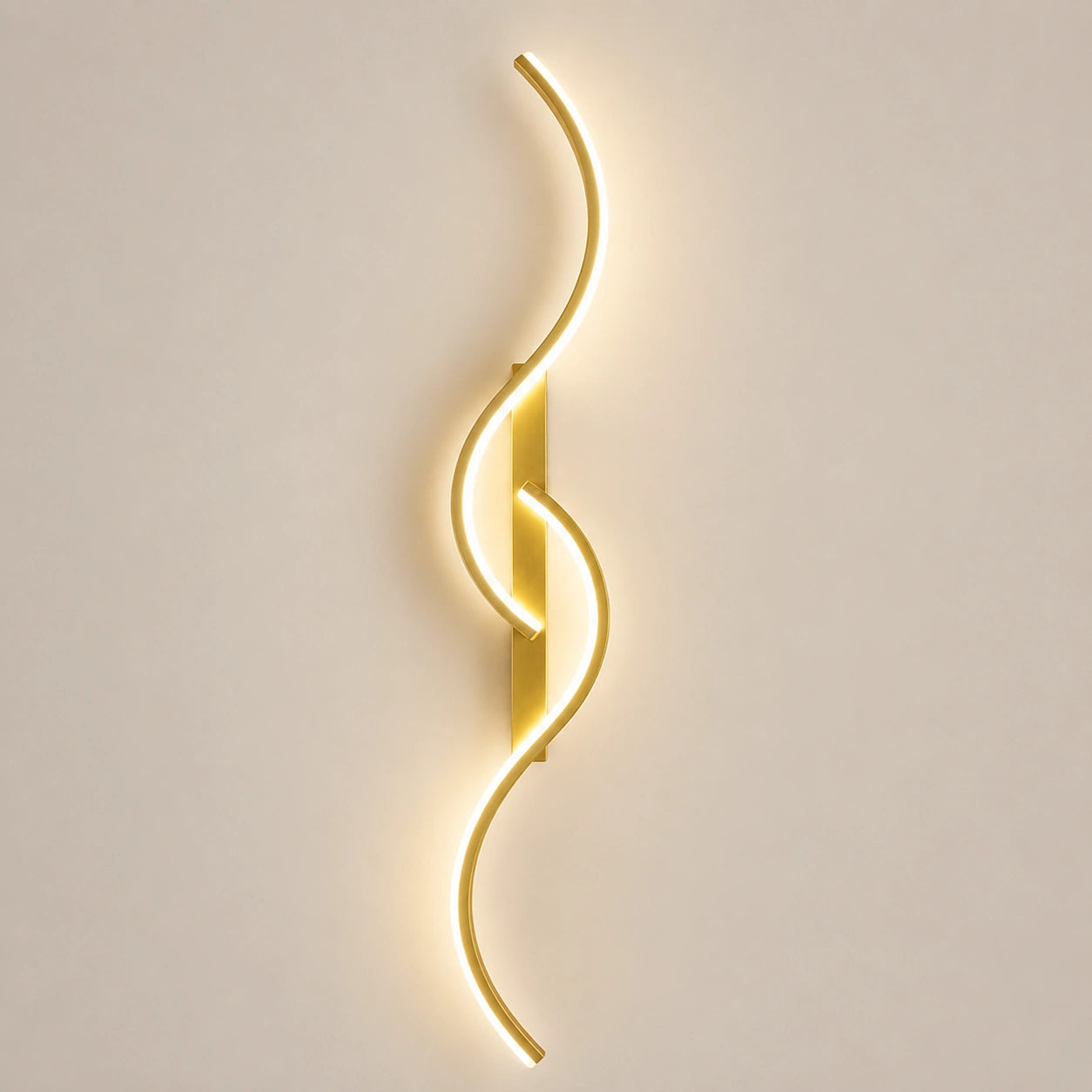 Arandela Ária LED dourada com design curvo e luz branco quente