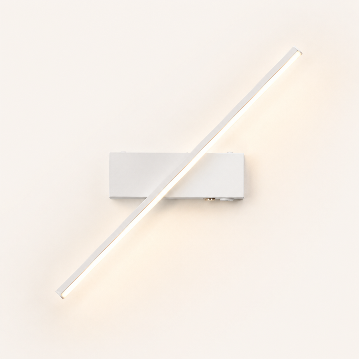 Arandela Lume linear LED branca com base retangular e iluminação branca quente.