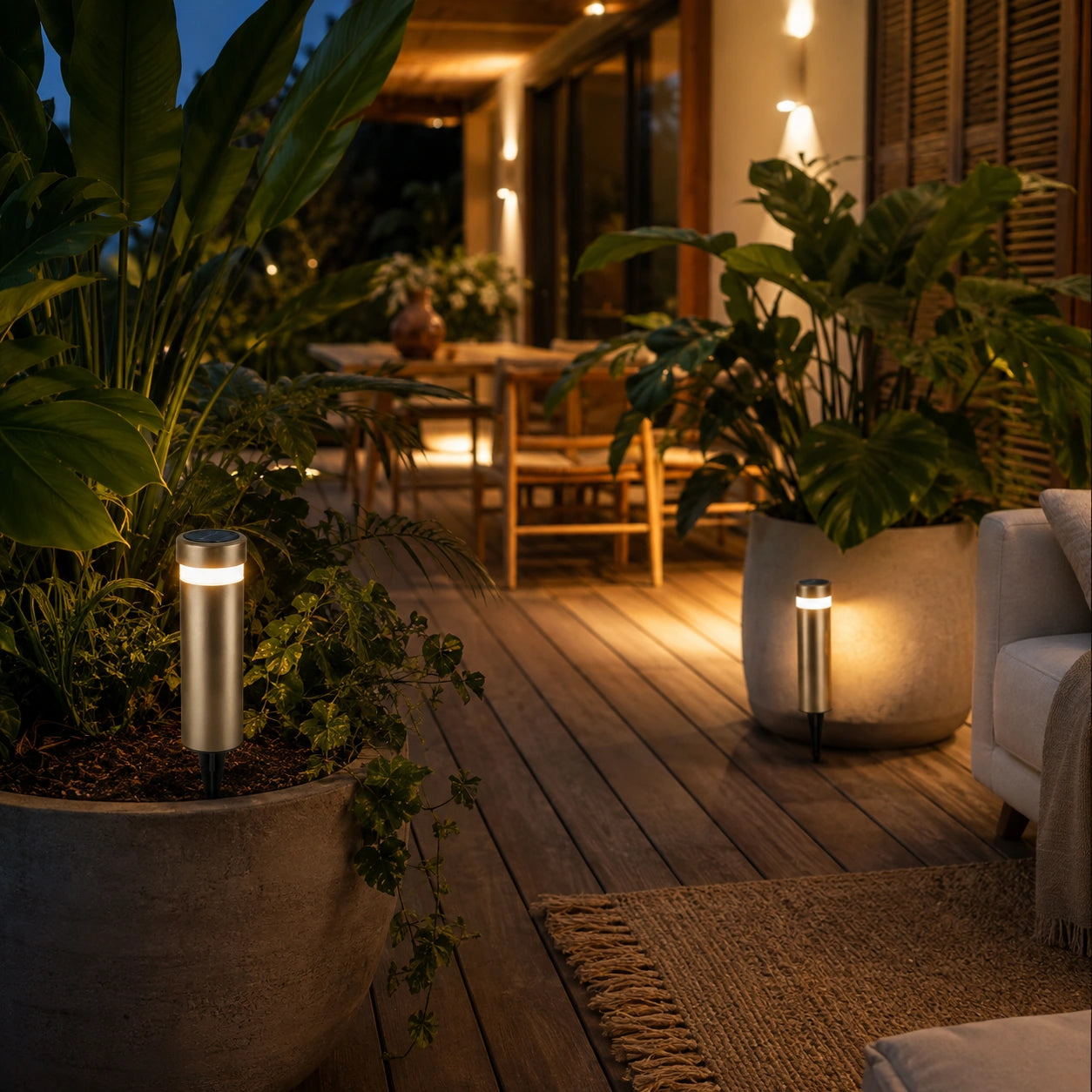 Balizadores Solares Nalu em varanda premium com grandes vasos, madeira e vegetação tropical
