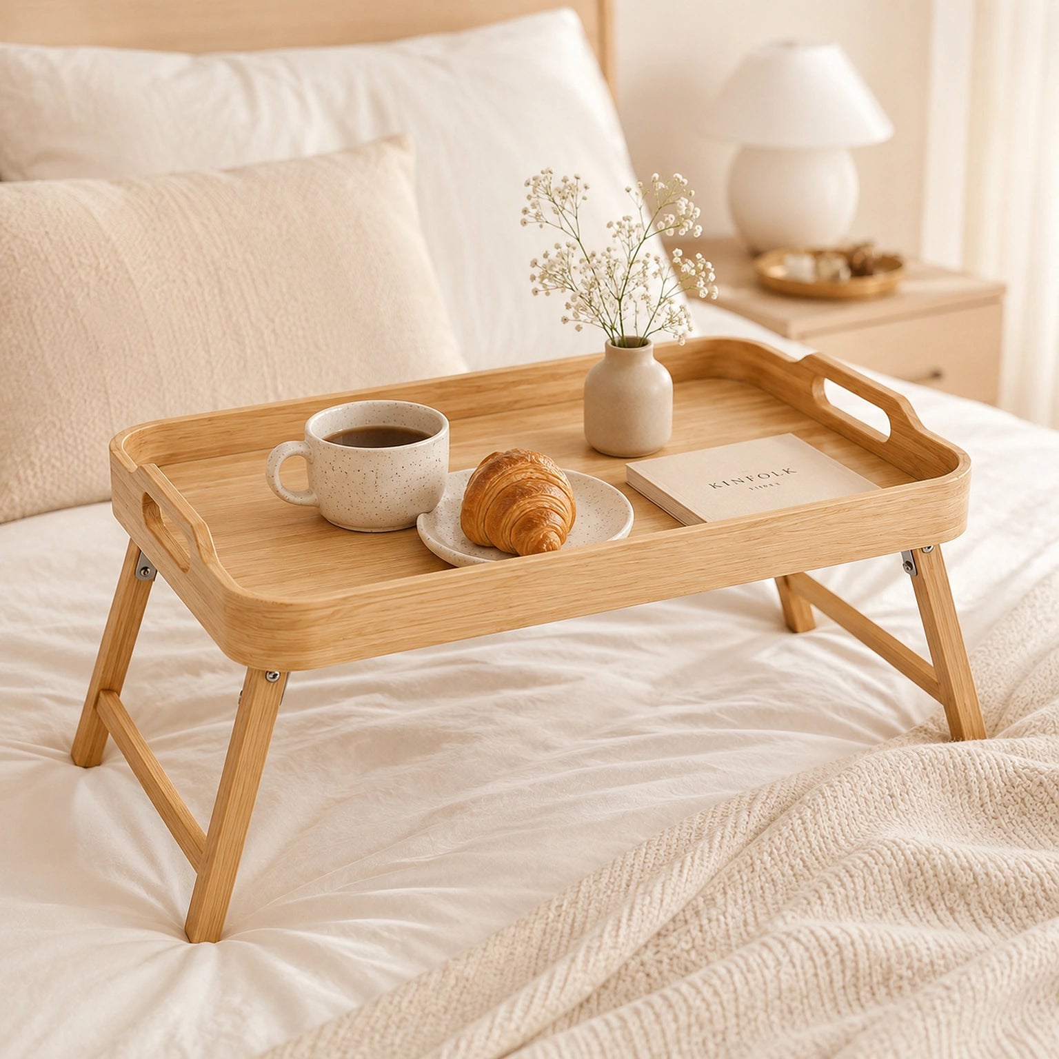 Bandeja de Cama Liria com café da manhã em quarto premium e decoração neutra
