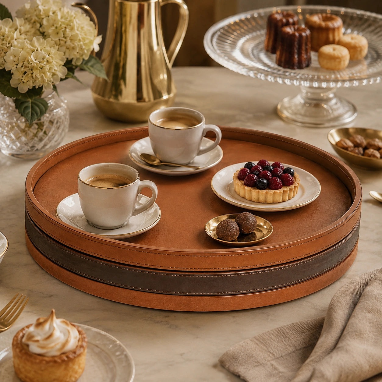 Bandeja Céliane com café e sobremesas em mesa posta elegante