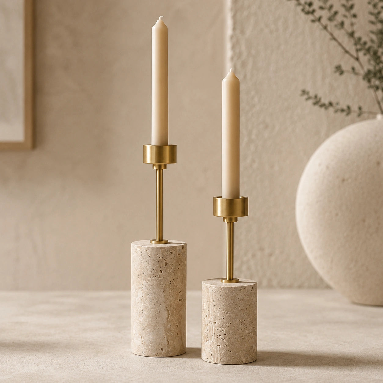 Conjunto de Castiçais Élodie em duas alturas com velas apagadas em composição neutra