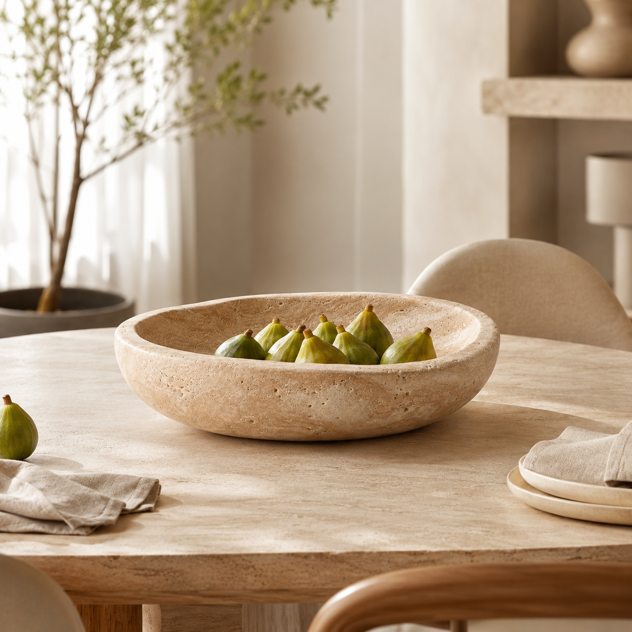 Centro de Mesa Alva em travertino sobre mesa de jantar em ambiente natural