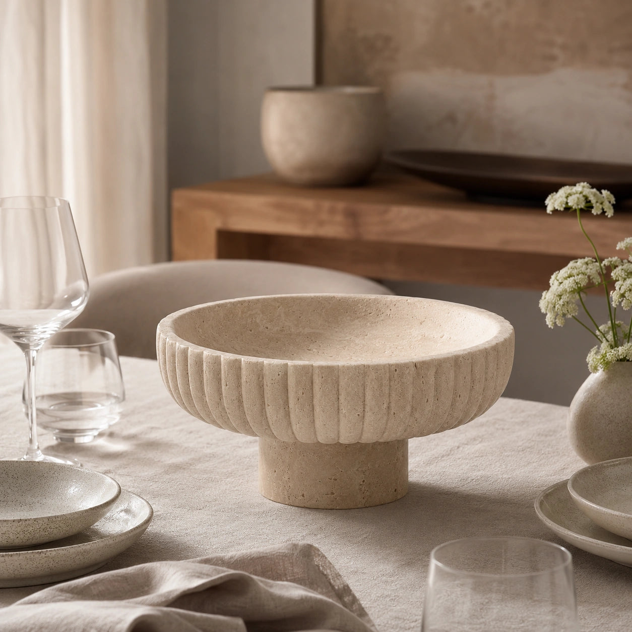 Centro de Mesa Séraphine em travertino sobre mesa de jantar em composição sofisticada