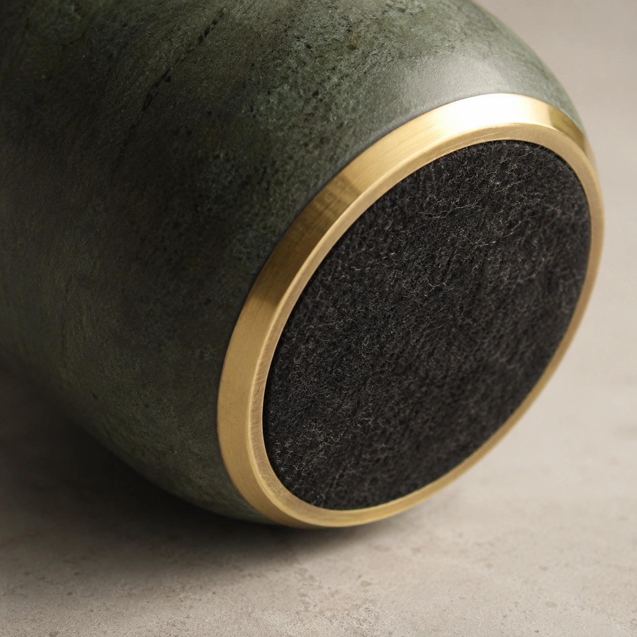 Detalhe da base em latão dourado do Porta-Utensílios Maíra