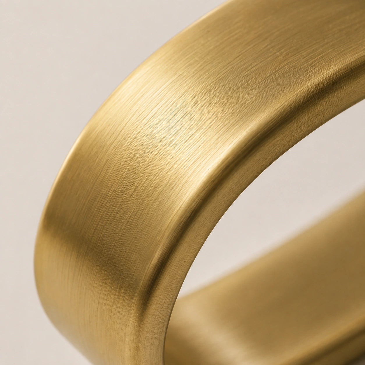 Detalhe do acabamento dourado acetinado em latão escovado do Porta-Guardanapo Elora
