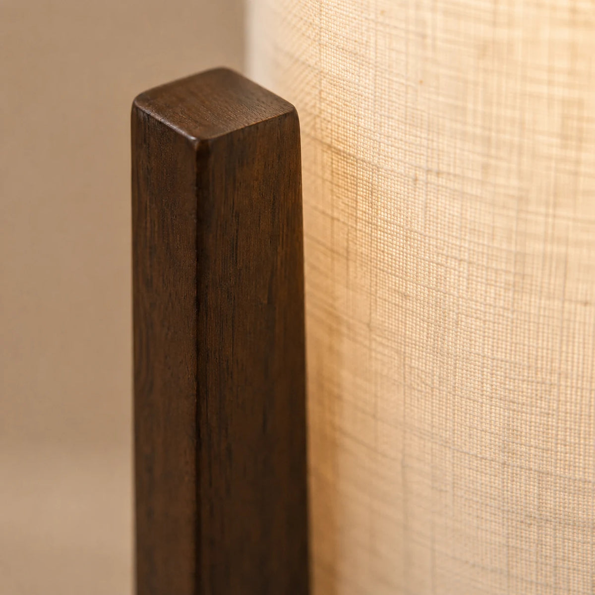 Detalhe da estrutura em madeira MDF com acabamento imbuia da Luminária Maelle