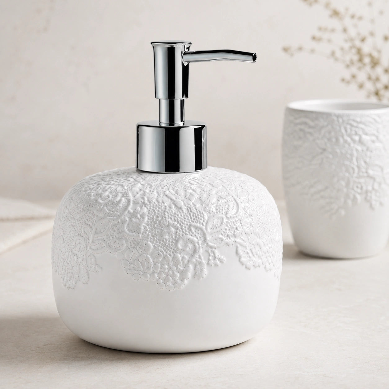 Dispenser de sabonete do Kit Lavabo Éloise em cerâmica branca com válvula cromada