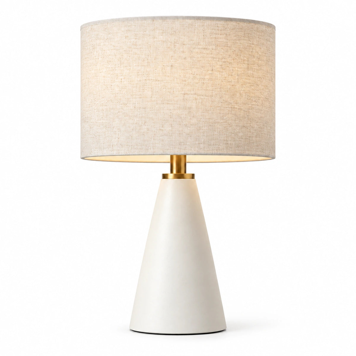 Luminária de Mesa Eloíse em latão off-white com cúpula em linho sobre fundo branco