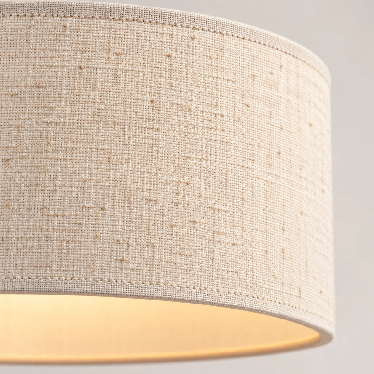 Detalhe da cúpula em linho da Luminária de Mesa Eloíse com textura natural e luz aconchegante