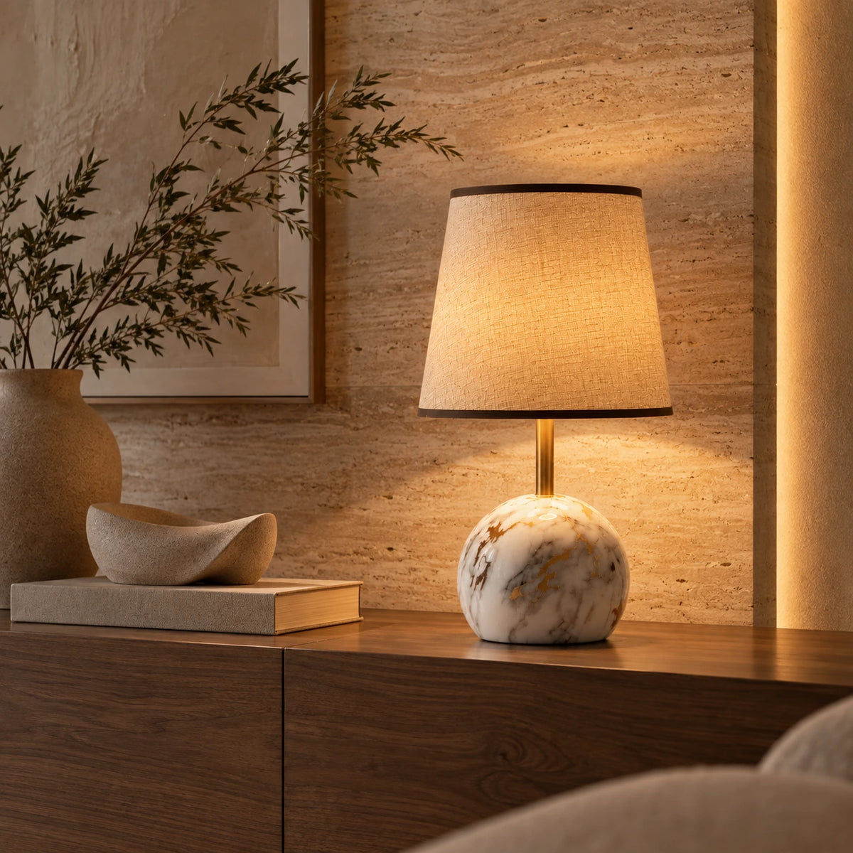 Luminária de Mesa Éloise integrada à decoração com madeira, pedra natural e tons neutros