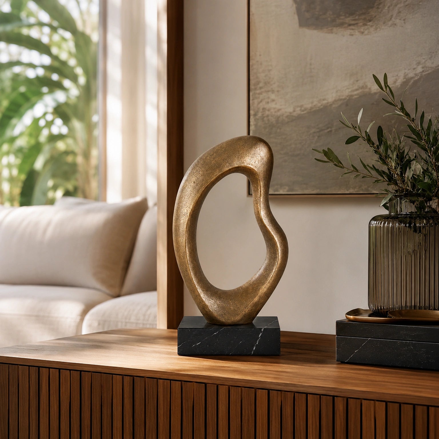 Escultura Nara sobre aparador em sala premium com madeira e decoração neutra