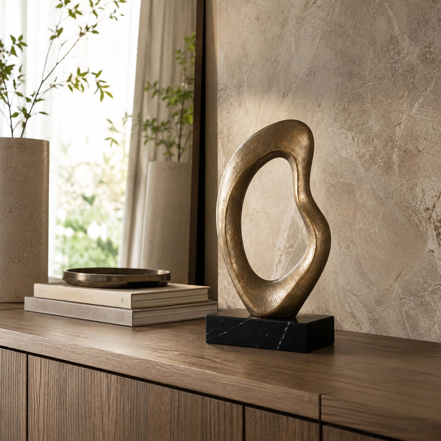 Escultura Nara em composição decorativa com livros, pedra e objetos naturais