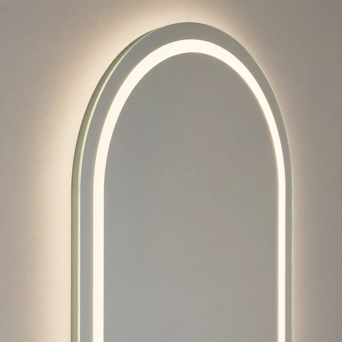 Detalhe da faixa de LED e da borda do Espelho LED Évora