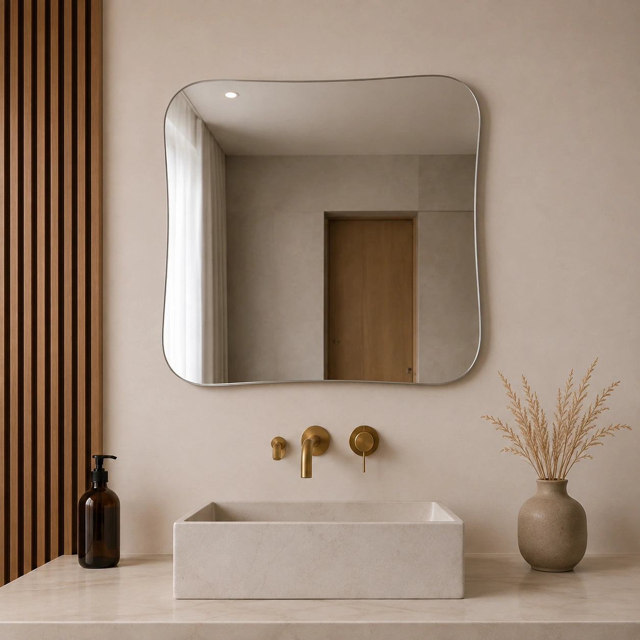 Espelho Orgânico Elara em banheiro contemporâneo com decoração neutra e iluminação natural