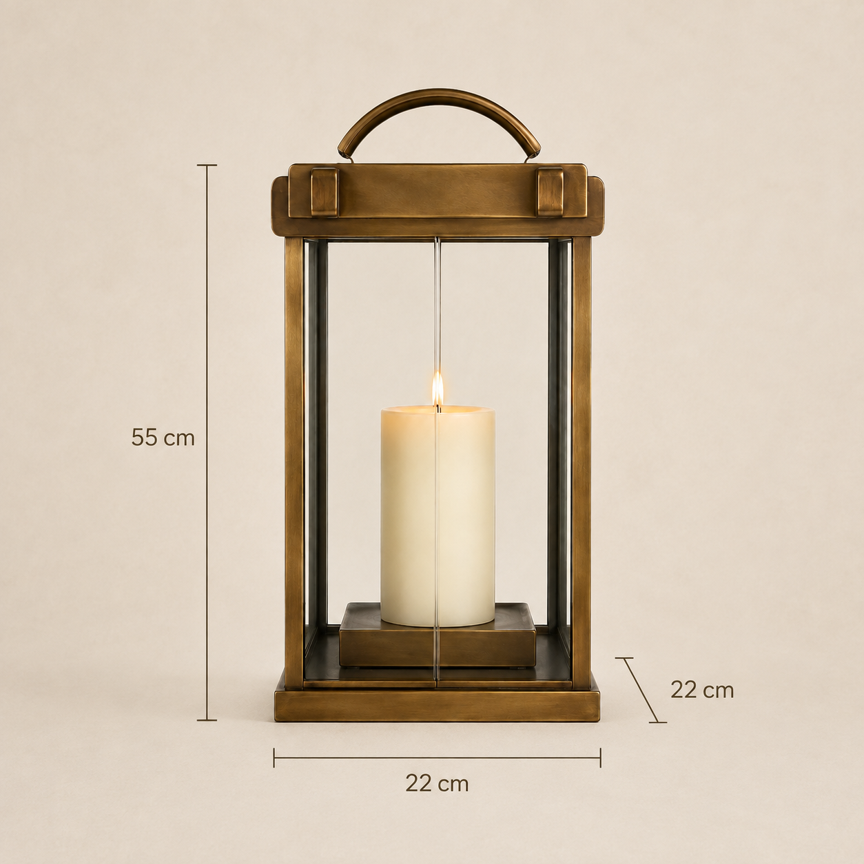 Dimensões da Lanterna Maelle com 55 cm de altura e base de 22 por 22 cm