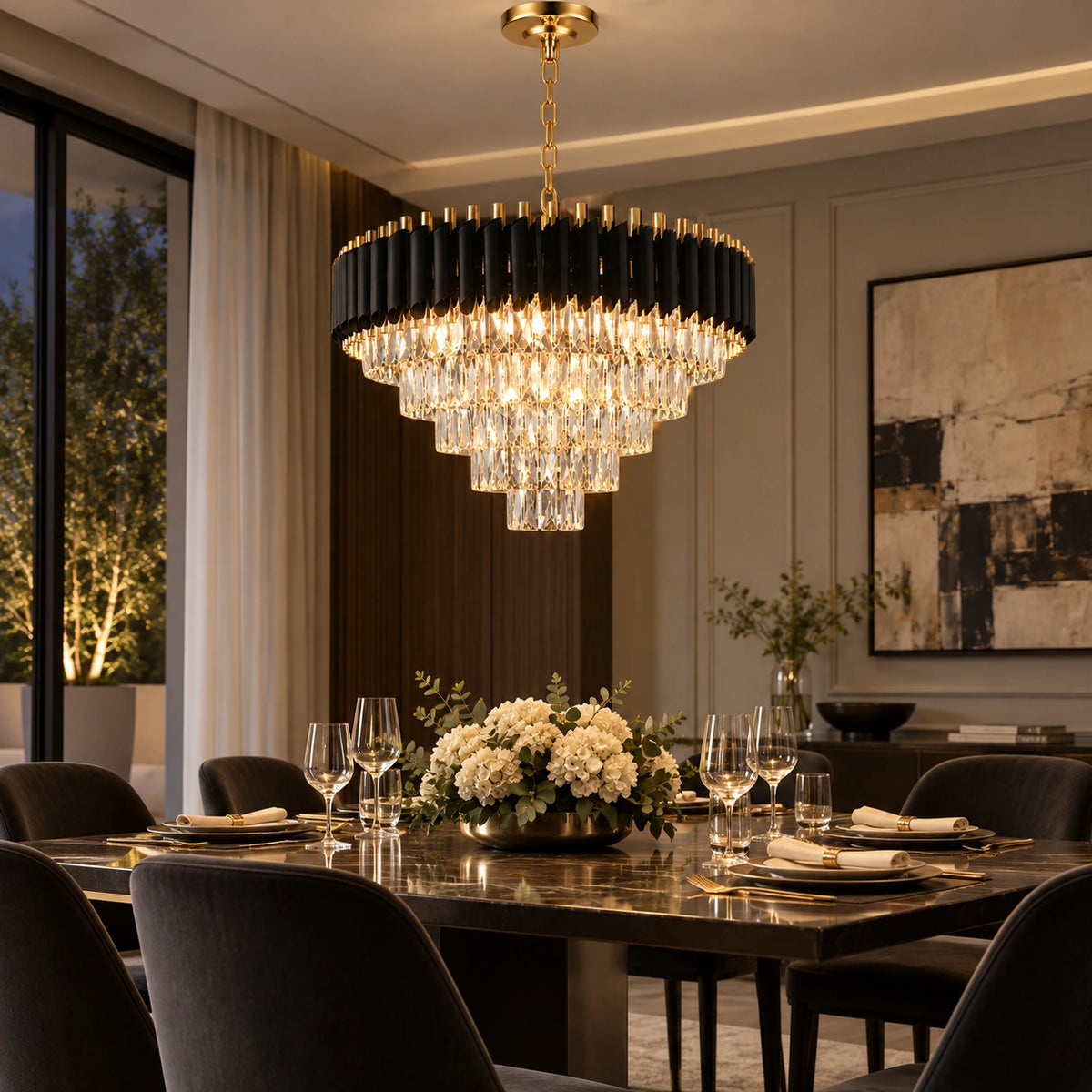 Lustre pendente de cristal preto e dourado instalado sobre mesa de jantar em ambiente sofisticado