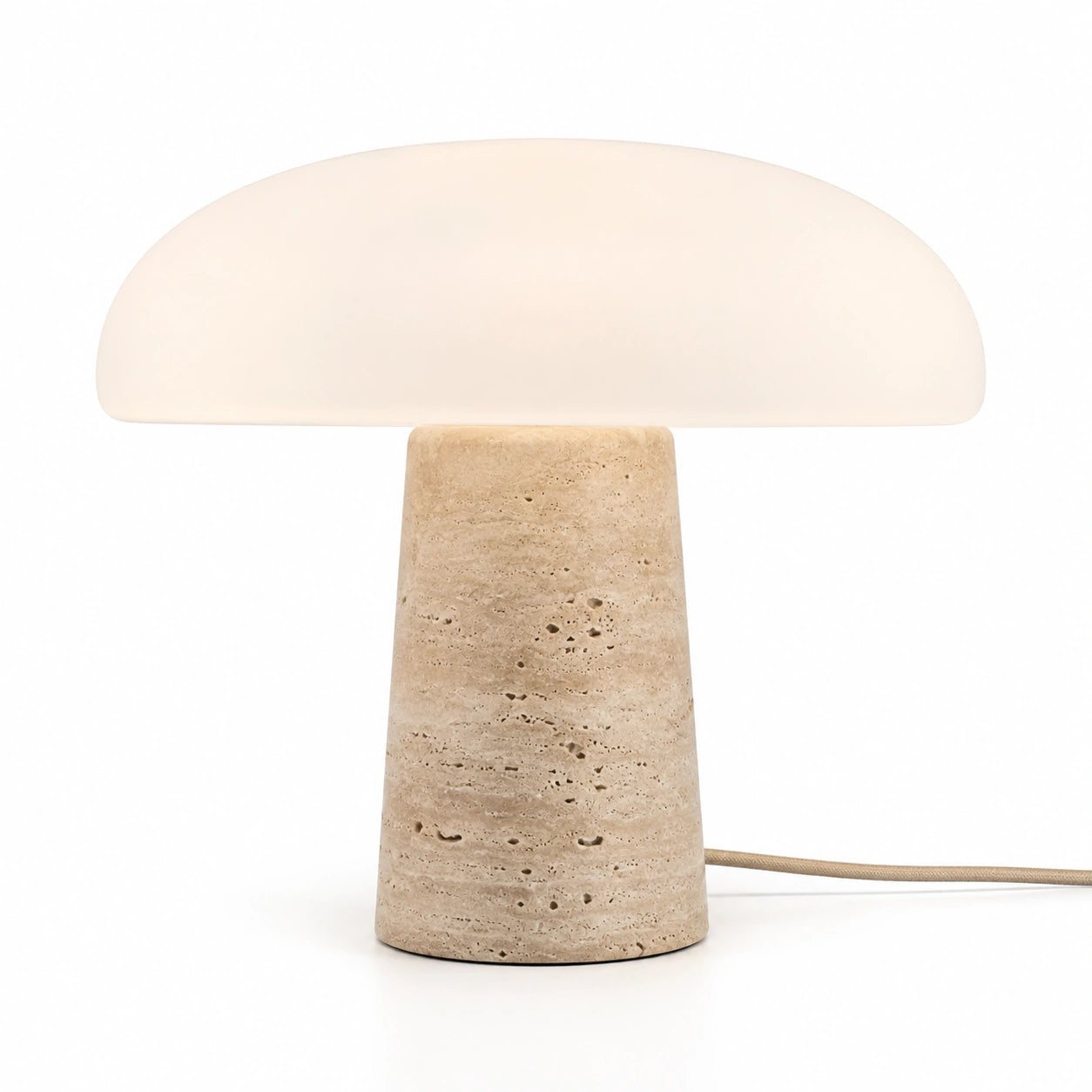 Luminária de Mesa Cala em travertino natural e vidro opalino sobre fundo branco
