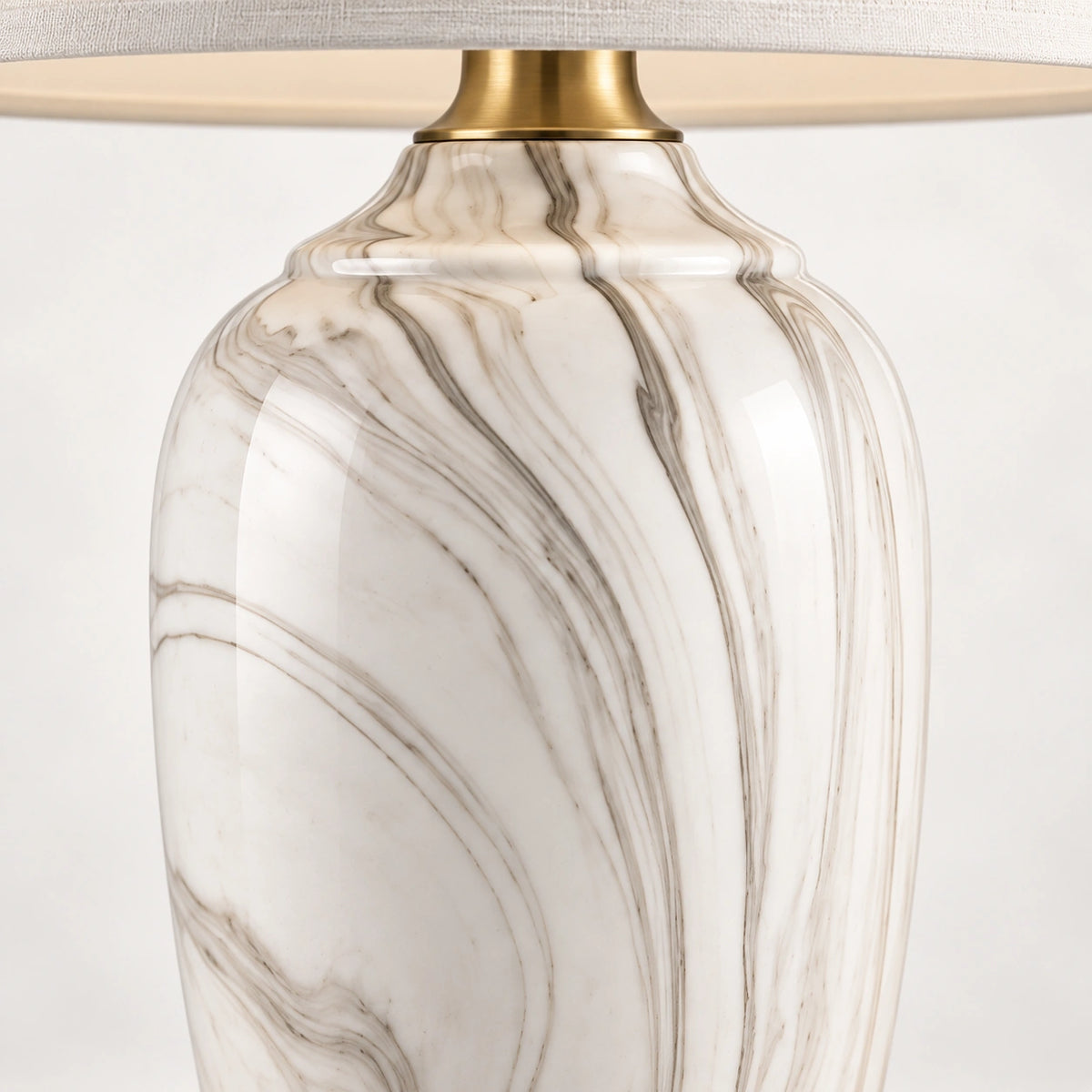 Detalhe da base em cerâmica marmorizada com acabamento metálico dourado acetinado