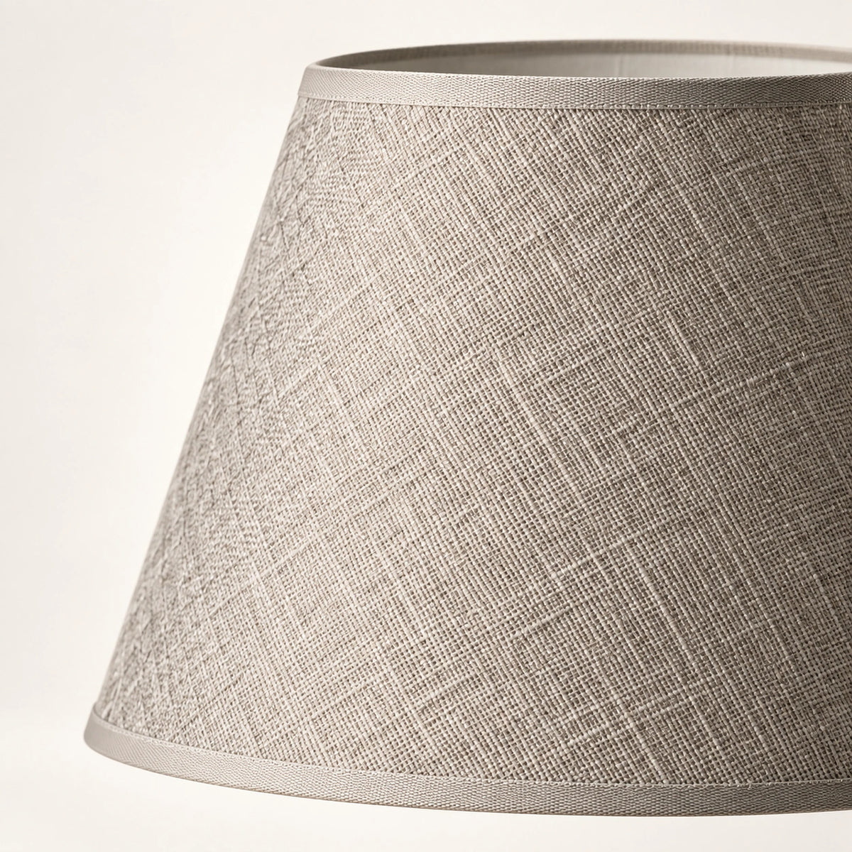 Detalhe da cúpula em linho greige texturizado da luminária de mesa