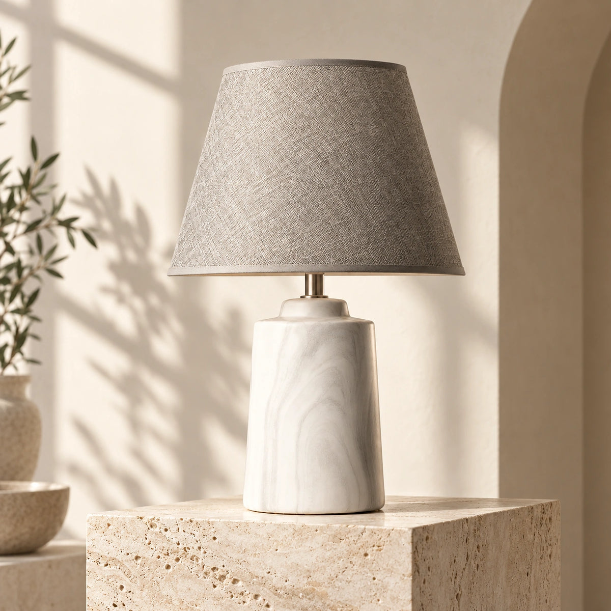 Luminária de mesa mineral sobre pedestal em ambiente claro e arquitetônico