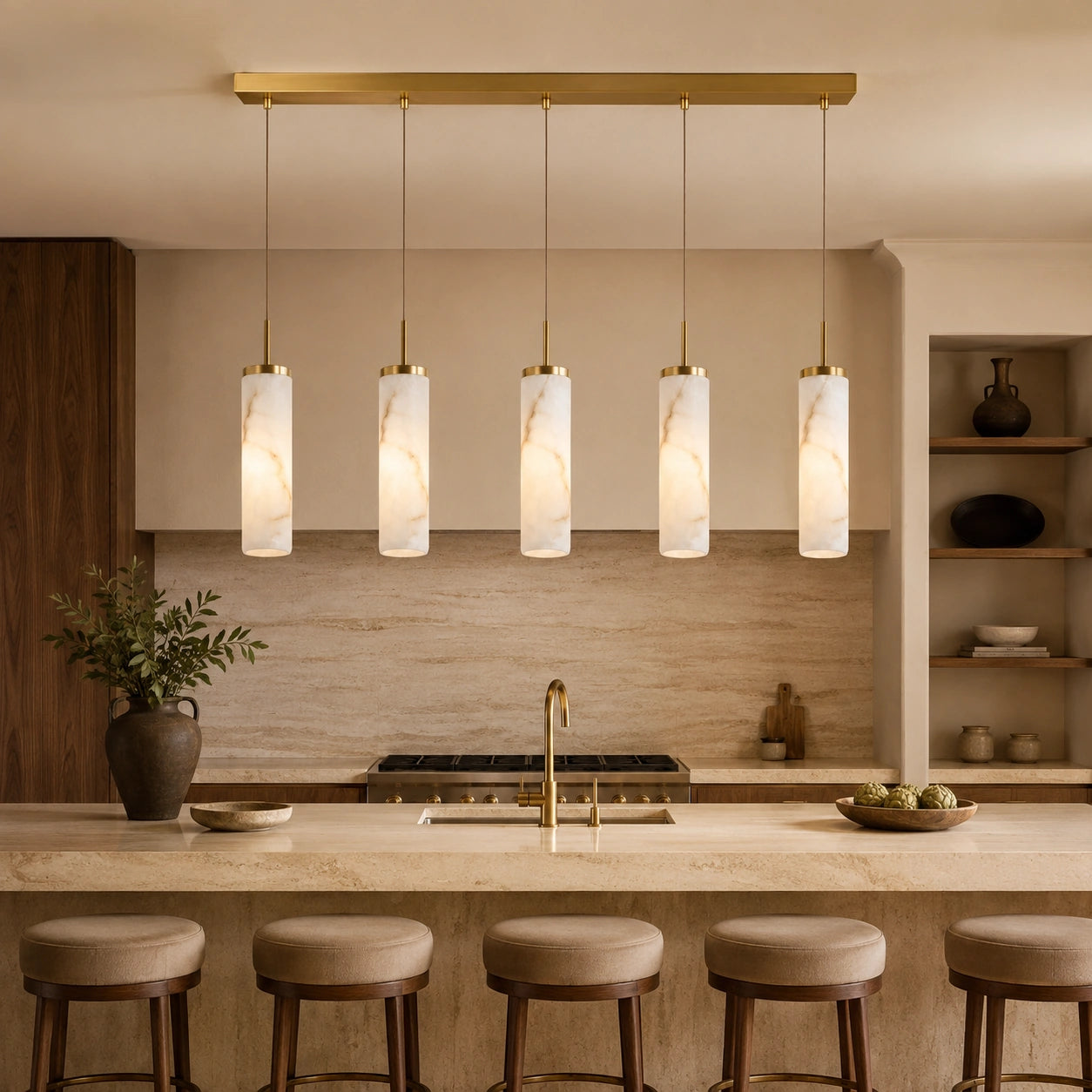 Lustre Aurélia iluminando ilha gourmet com acabamento sofisticado