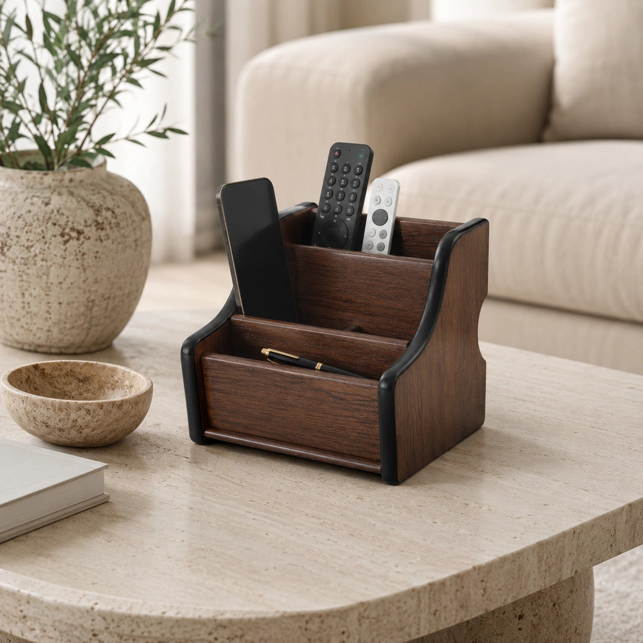 Organizador de mesa em madeira com controles remotos e celular sobre mesa de centro sofisticada