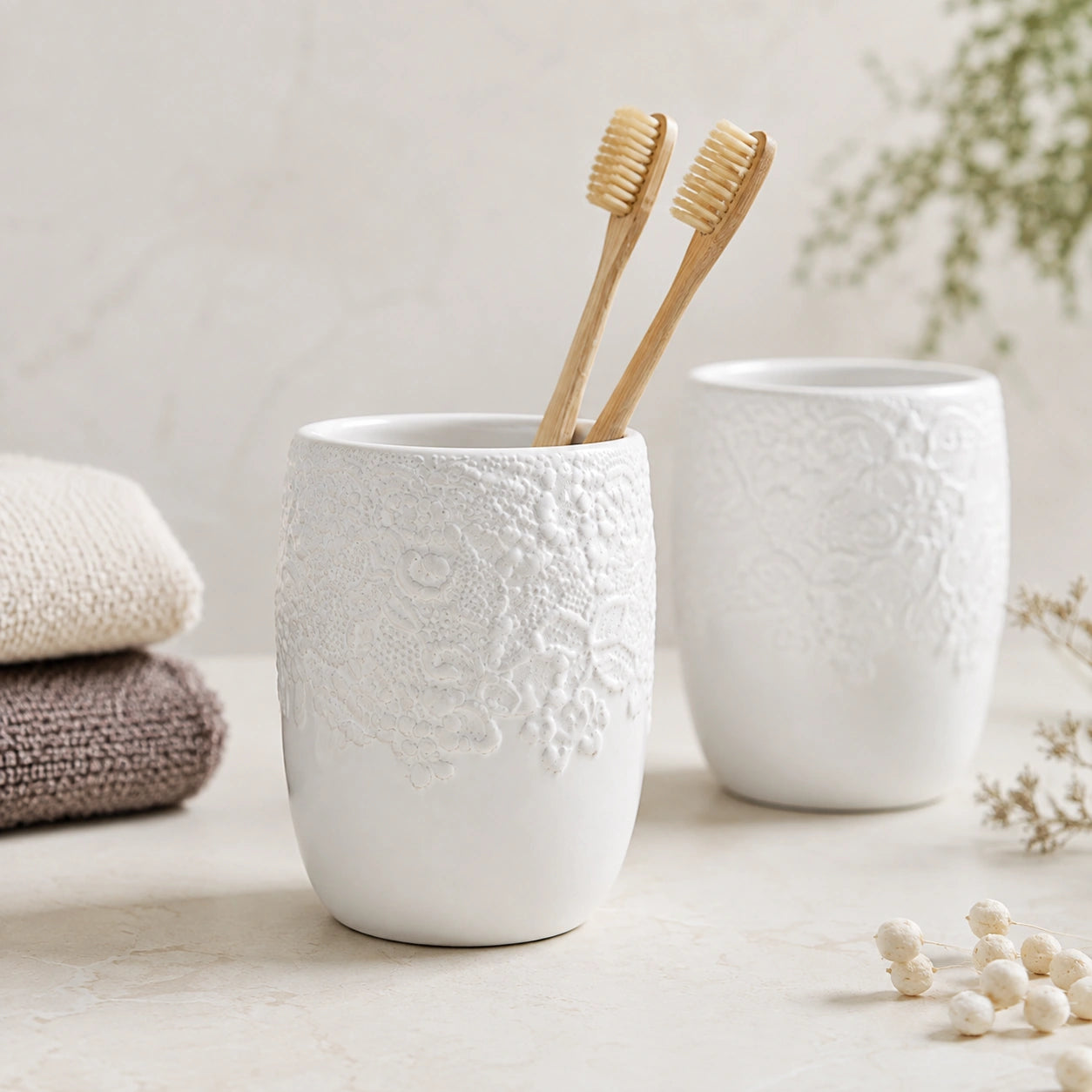 Porta-escovas do Kit Lavabo Éloise em cerâmica branca com escovas de bambu