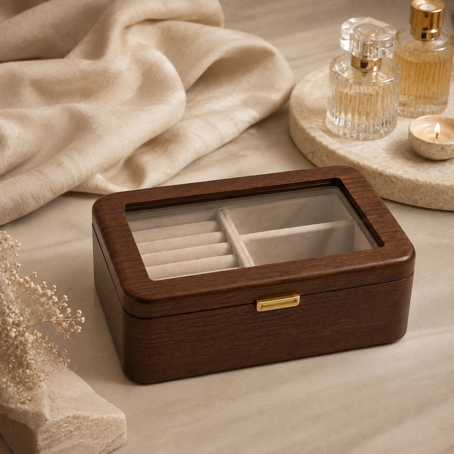 Porta-Joias Aurine sobre penteadeira premium com perfumes e decoração neutra