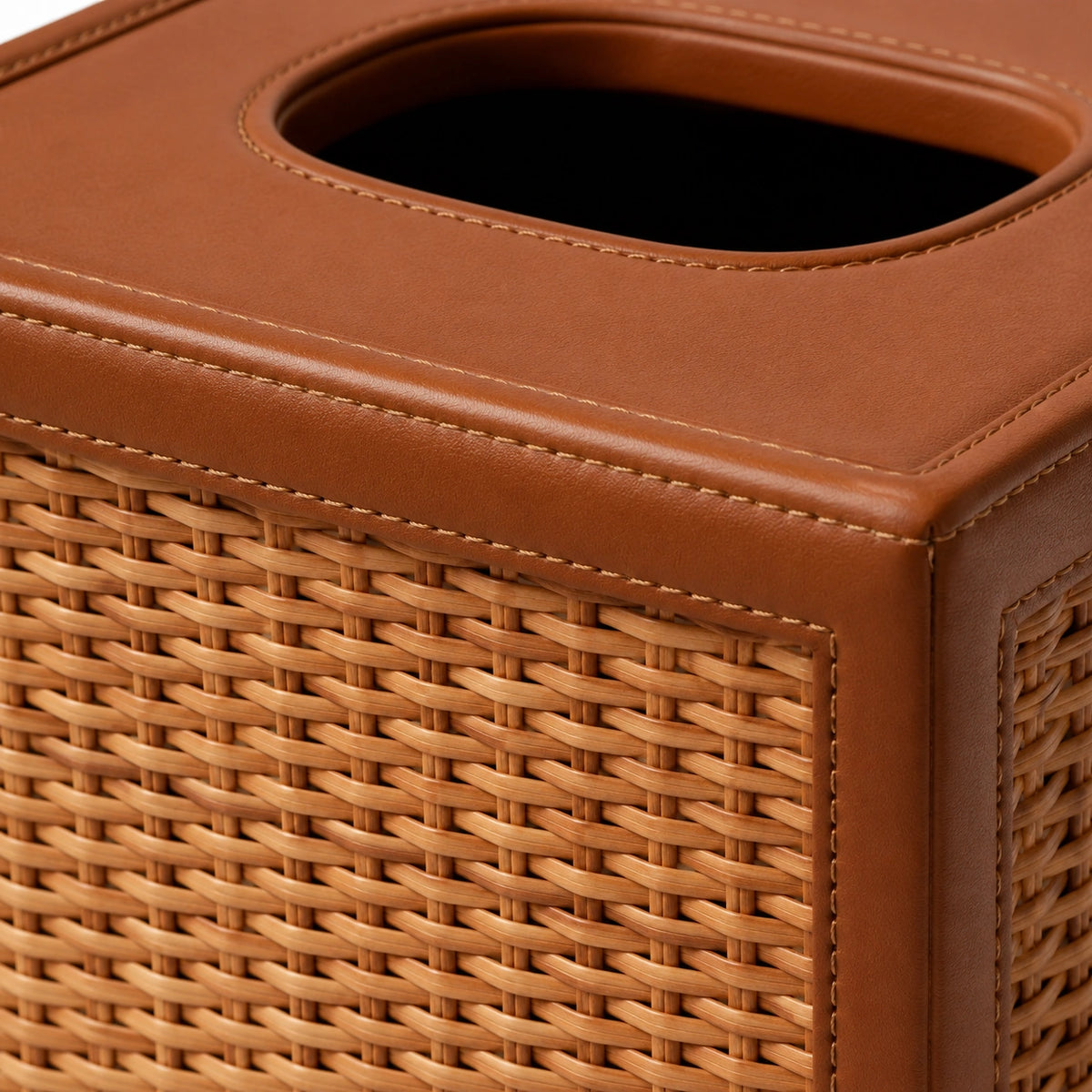 Detalhe do rattan natural, do couro conhaque, das costuras e da abertura do Porta-Lenços Marceau