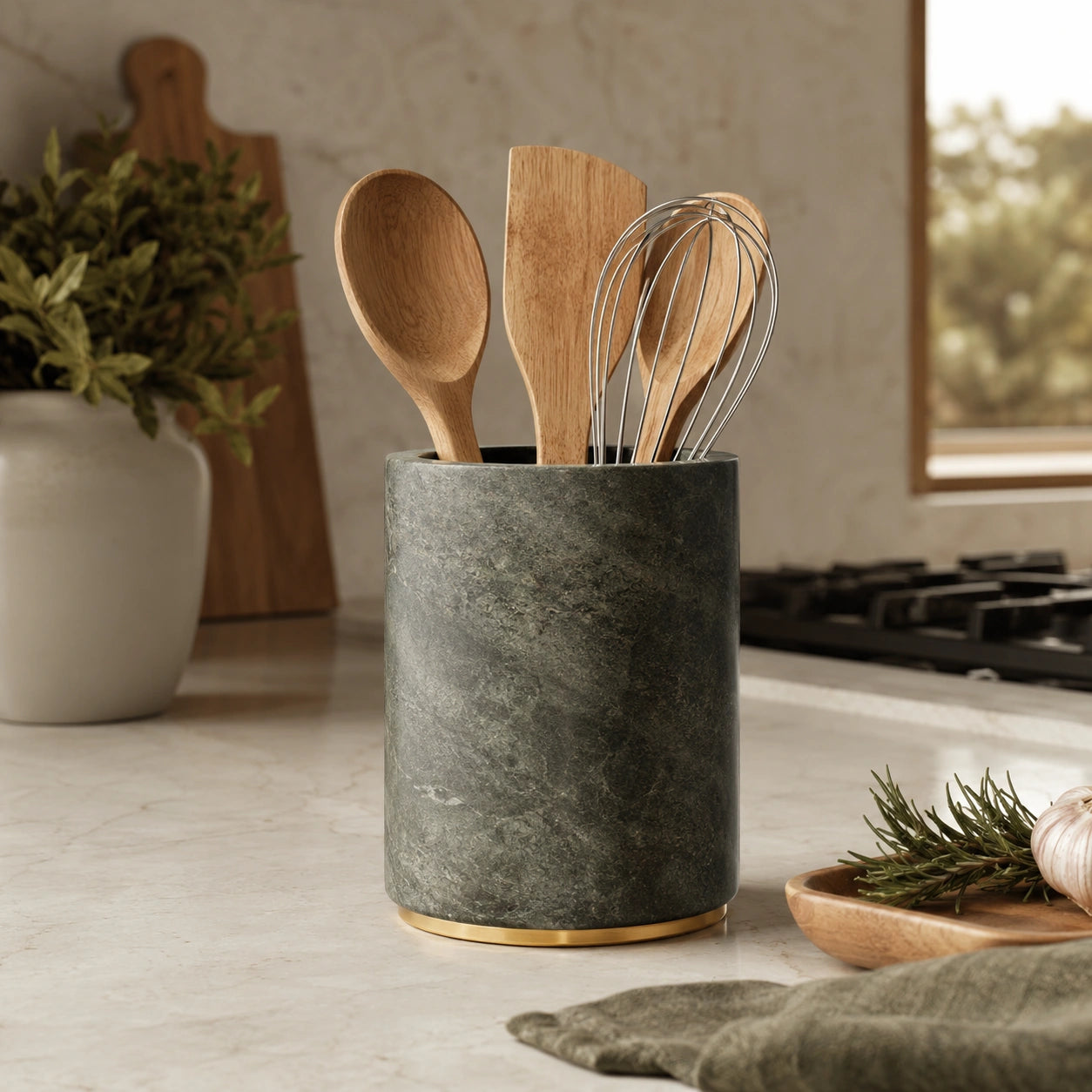 Porta-Utensílios Maíra com colheres de madeira e fouet em cozinha minimalista premium
