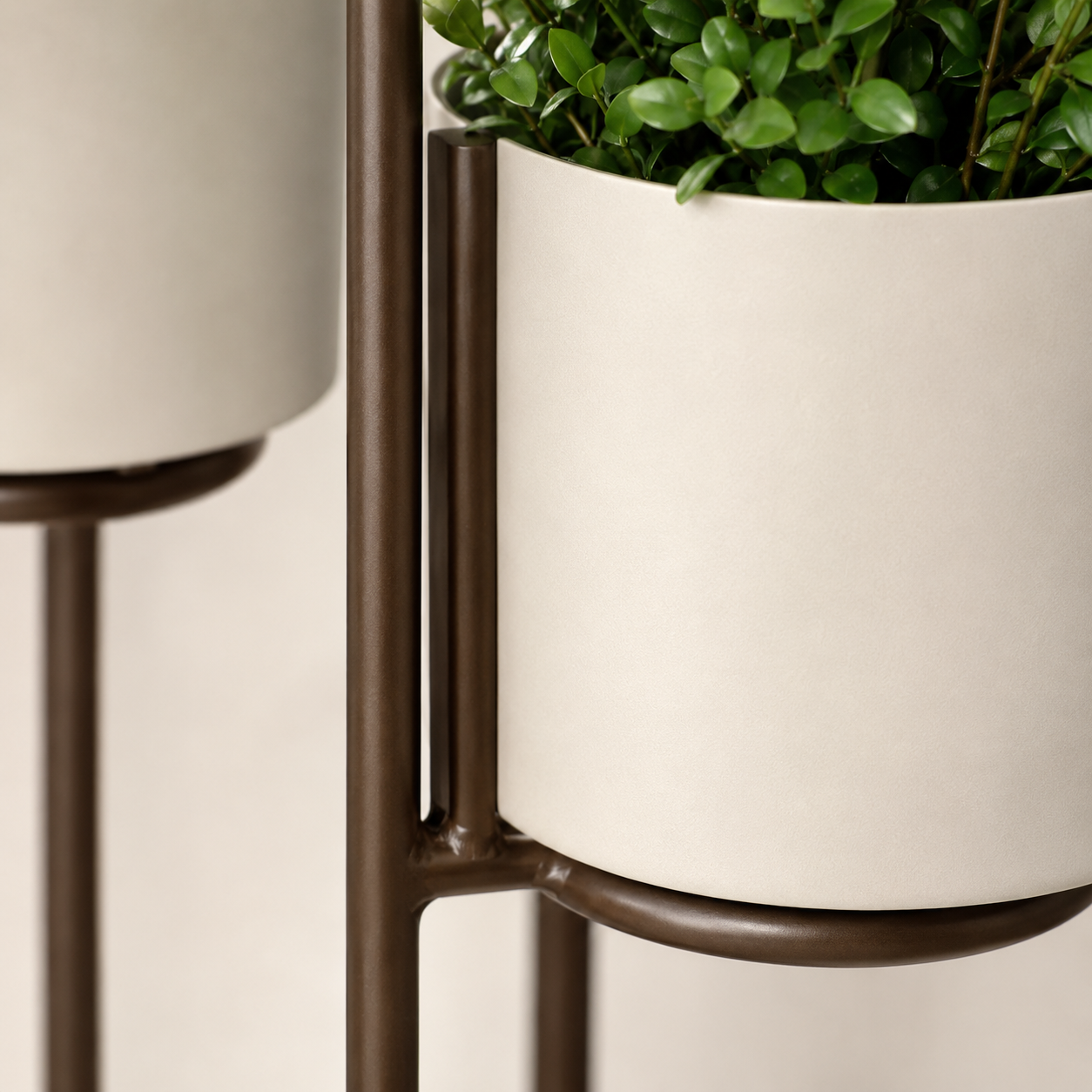 Close no suporte vertical para plantas com vaso cilíndrico e acabamento sofisticado