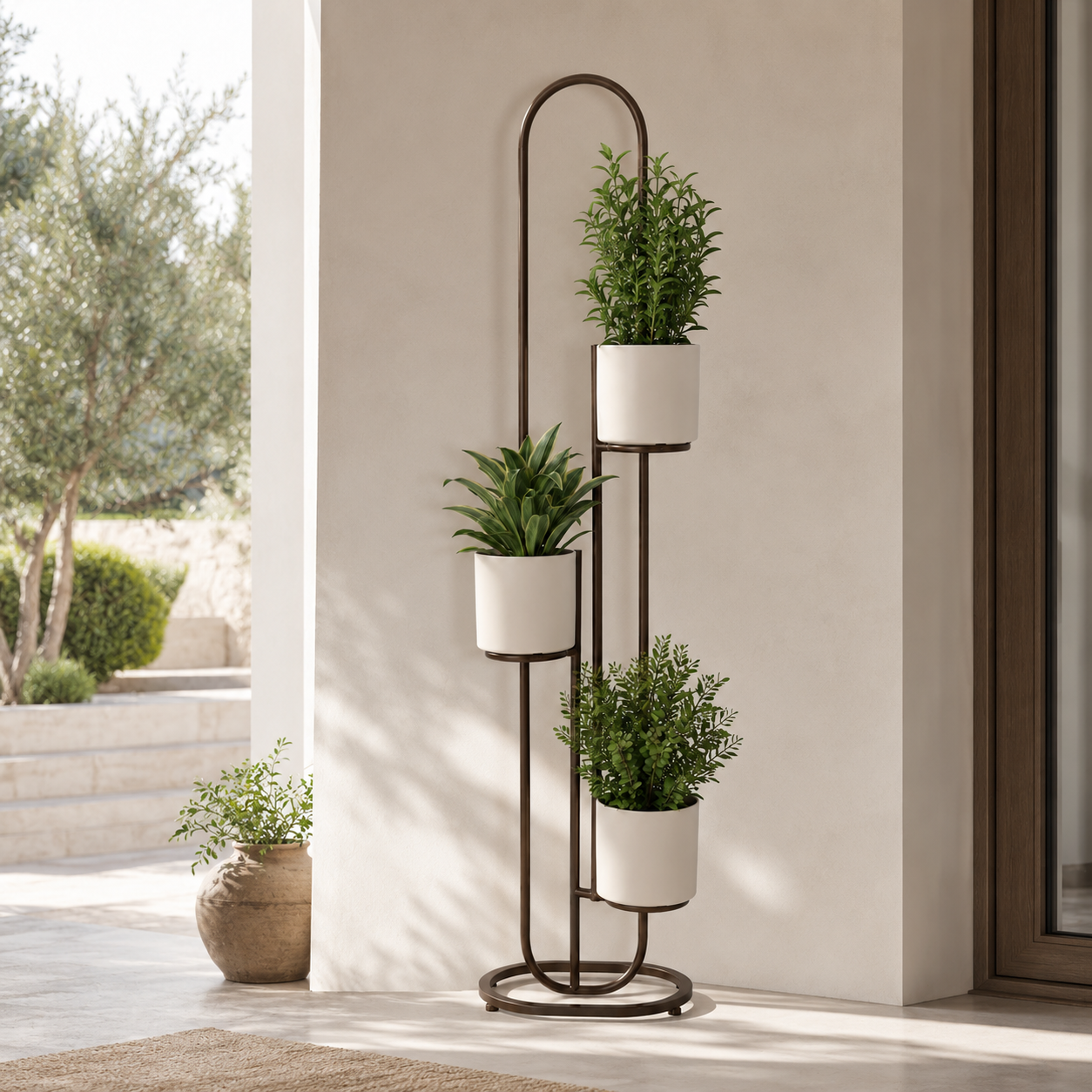 Suporte vertical para plantas em hall de entrada com composição elegante e design clean