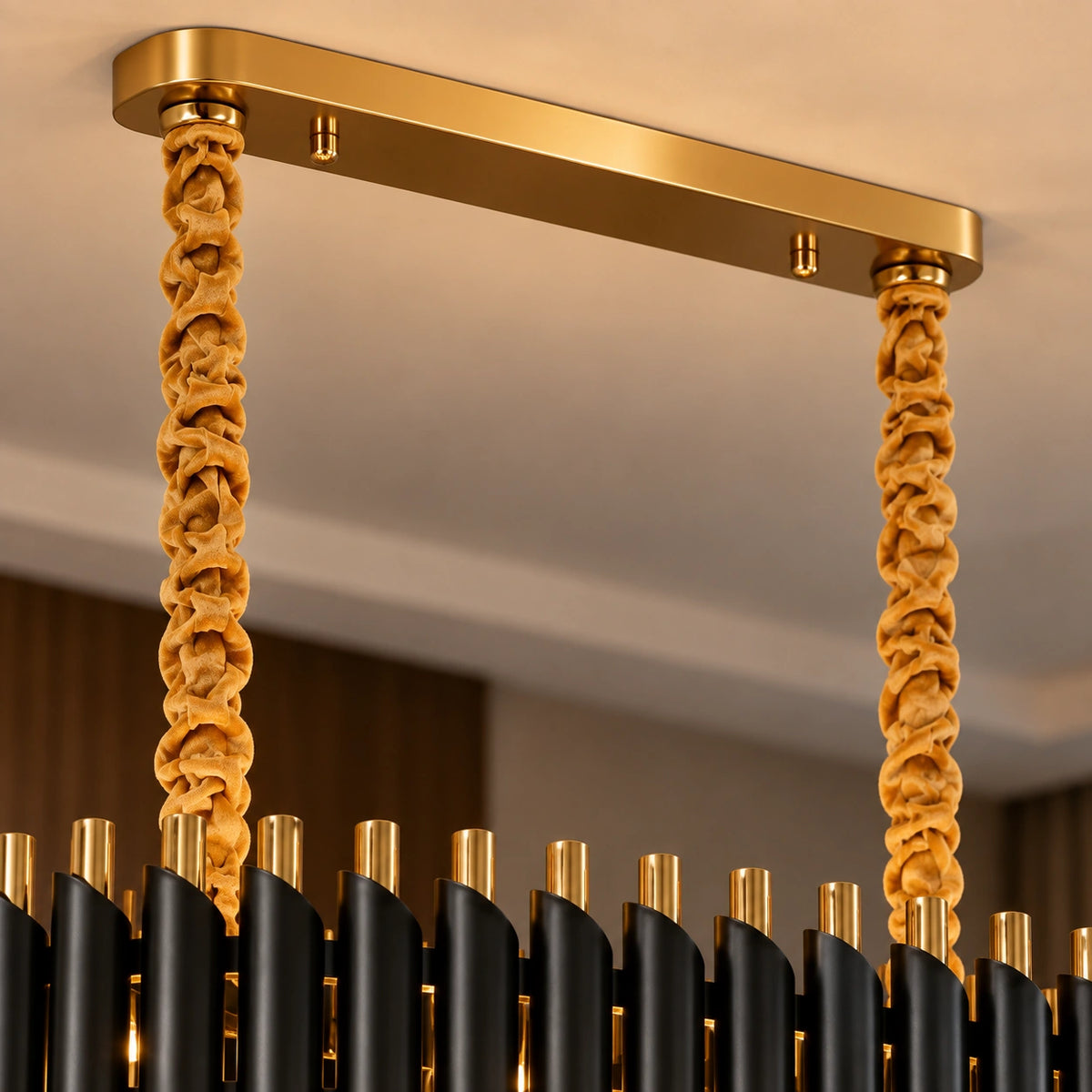 Detalhe da canopla, das suspensões e do acabamento dourado do lustre pendente linear