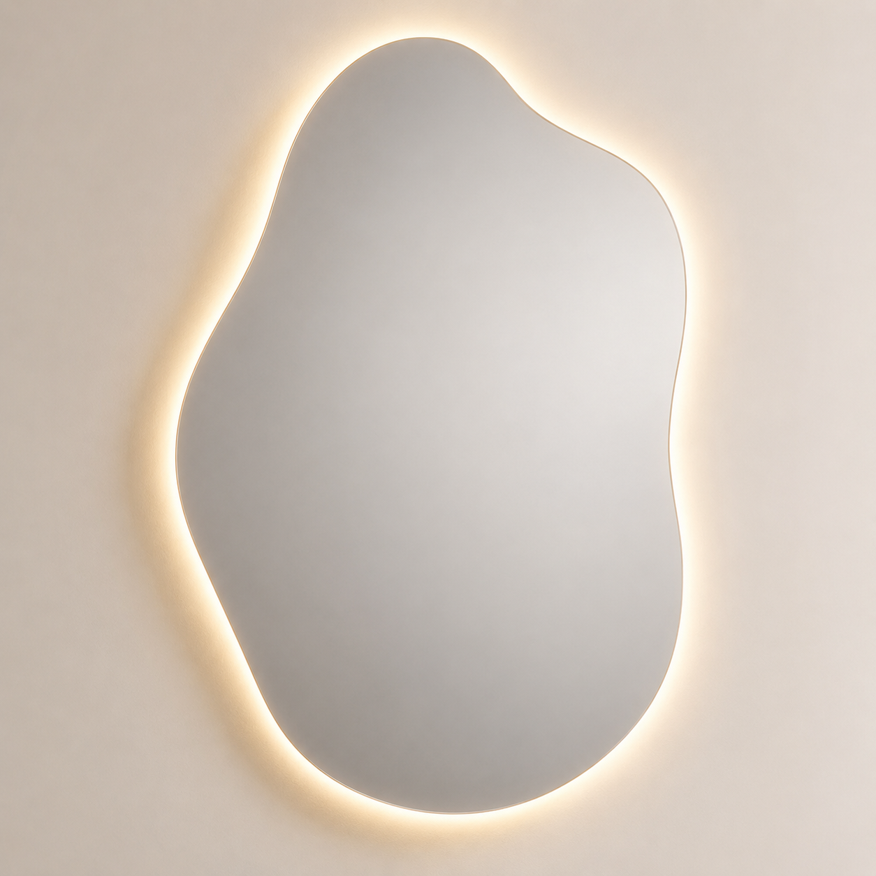 Espelho Orgânico Nara com iluminação LED acesa em fundo claro