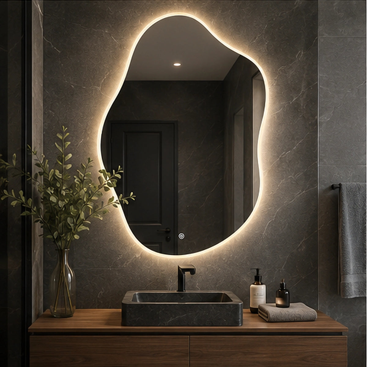 Espelho Orgânico Nara com luz quente em banheiro contemporâneo escuro