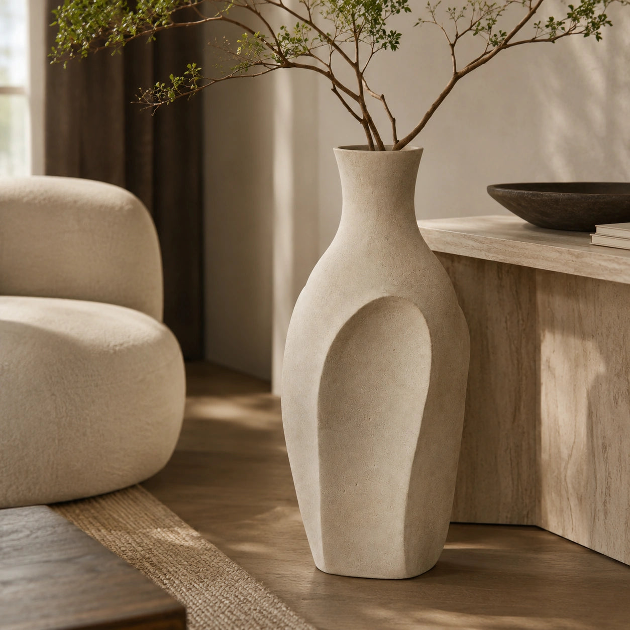 Vaso Siena com galhos naturais em sala de estar premium