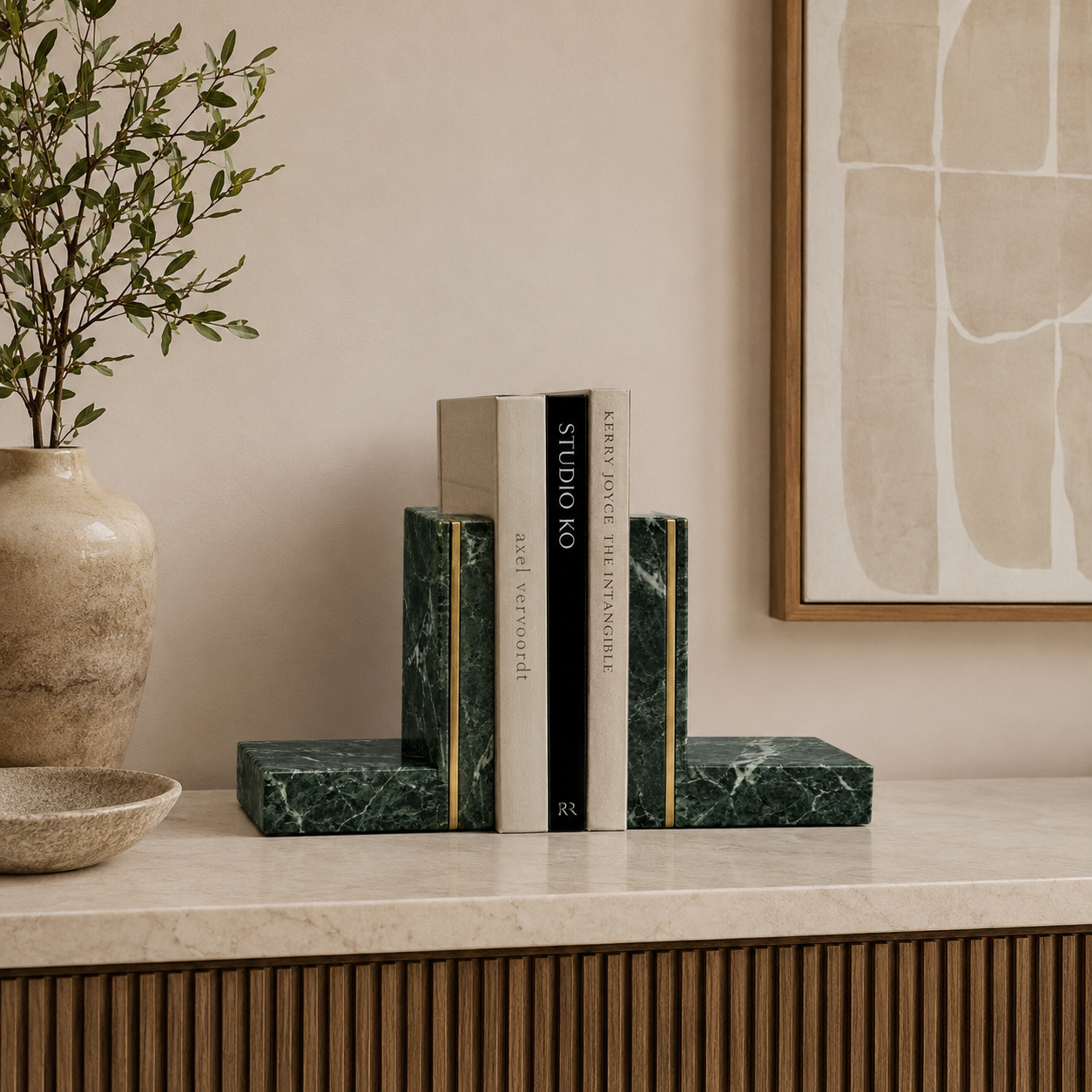 Aparadores de Livros Maelle sobre aparador em composição de living contemporâneo