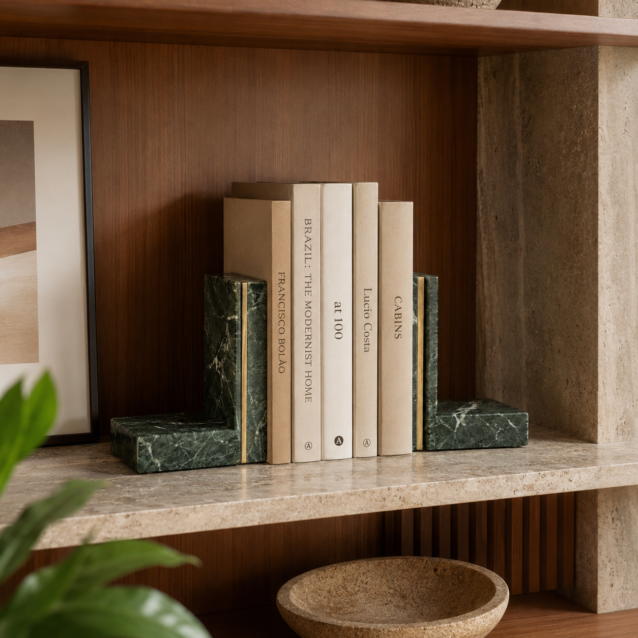 Aparadores de Livros Maelle em mármore verde organizando livros em estante premium