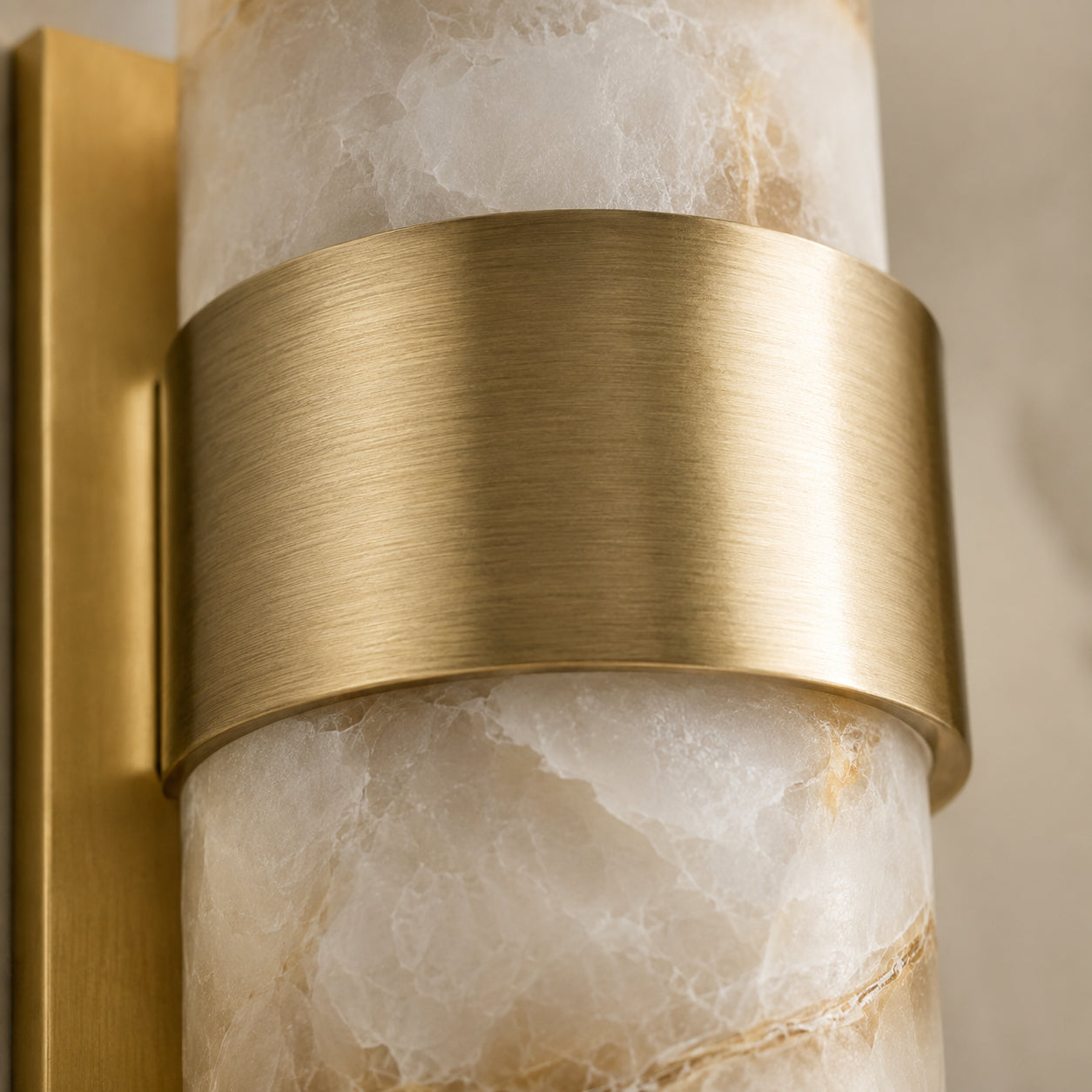 Detalhe do alabastro natural e do acabamento em latão escovado