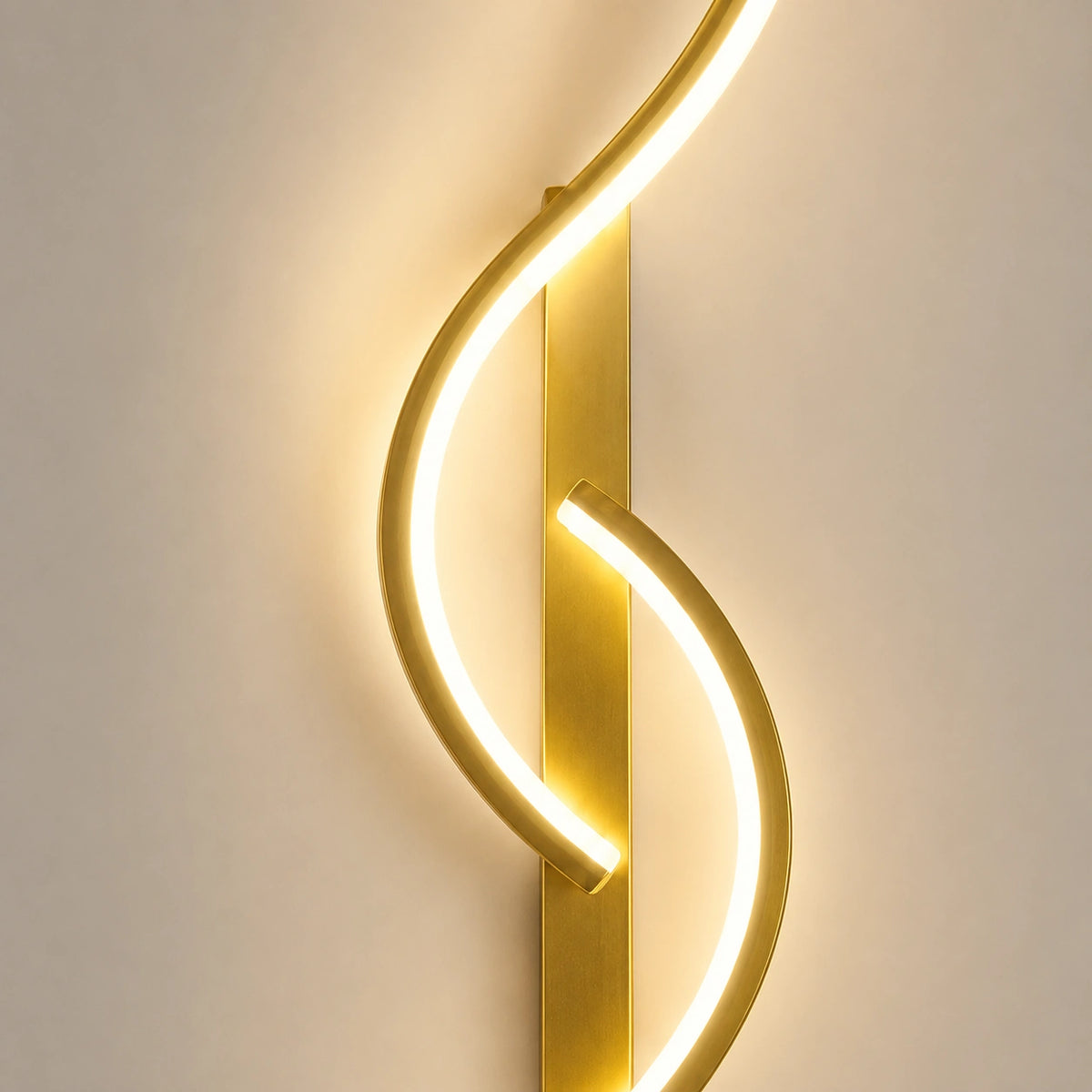 Detalhe das curvas e do acabamento dourado da Arandela Ária LED