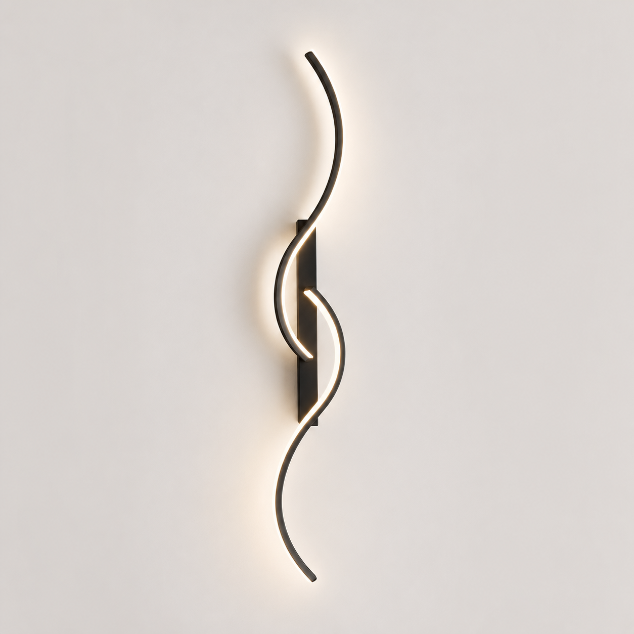 Arandela Ária LED dourada com design curvo e luz branco quente na cor preta.