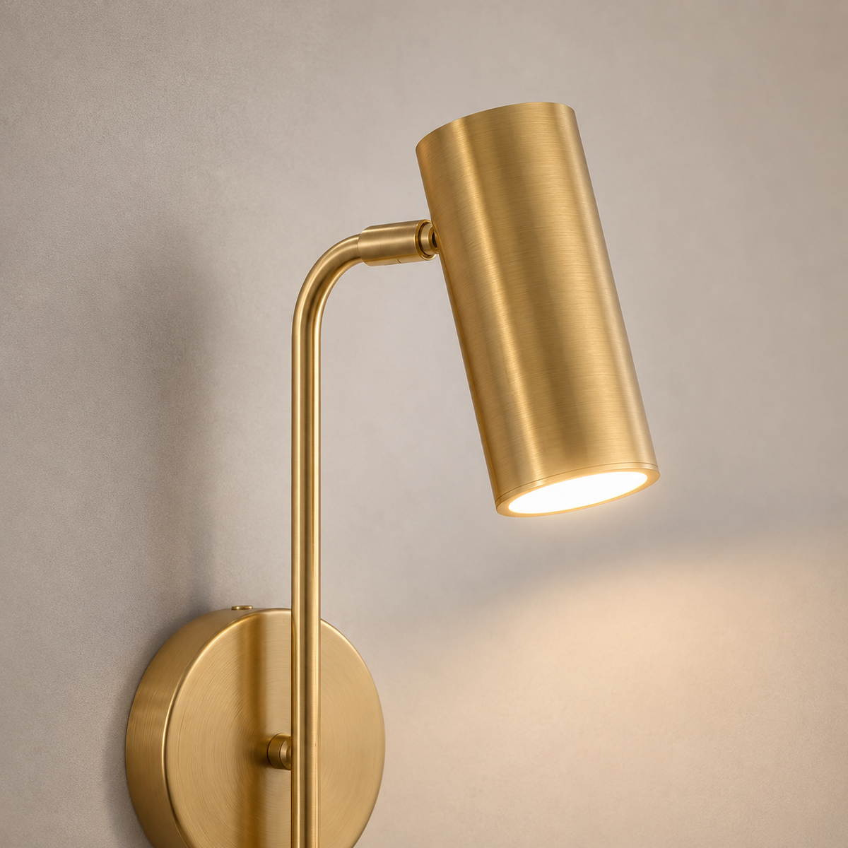 Detalhe do acabamento dourado e da articulação ajustável da Arandela Nola.