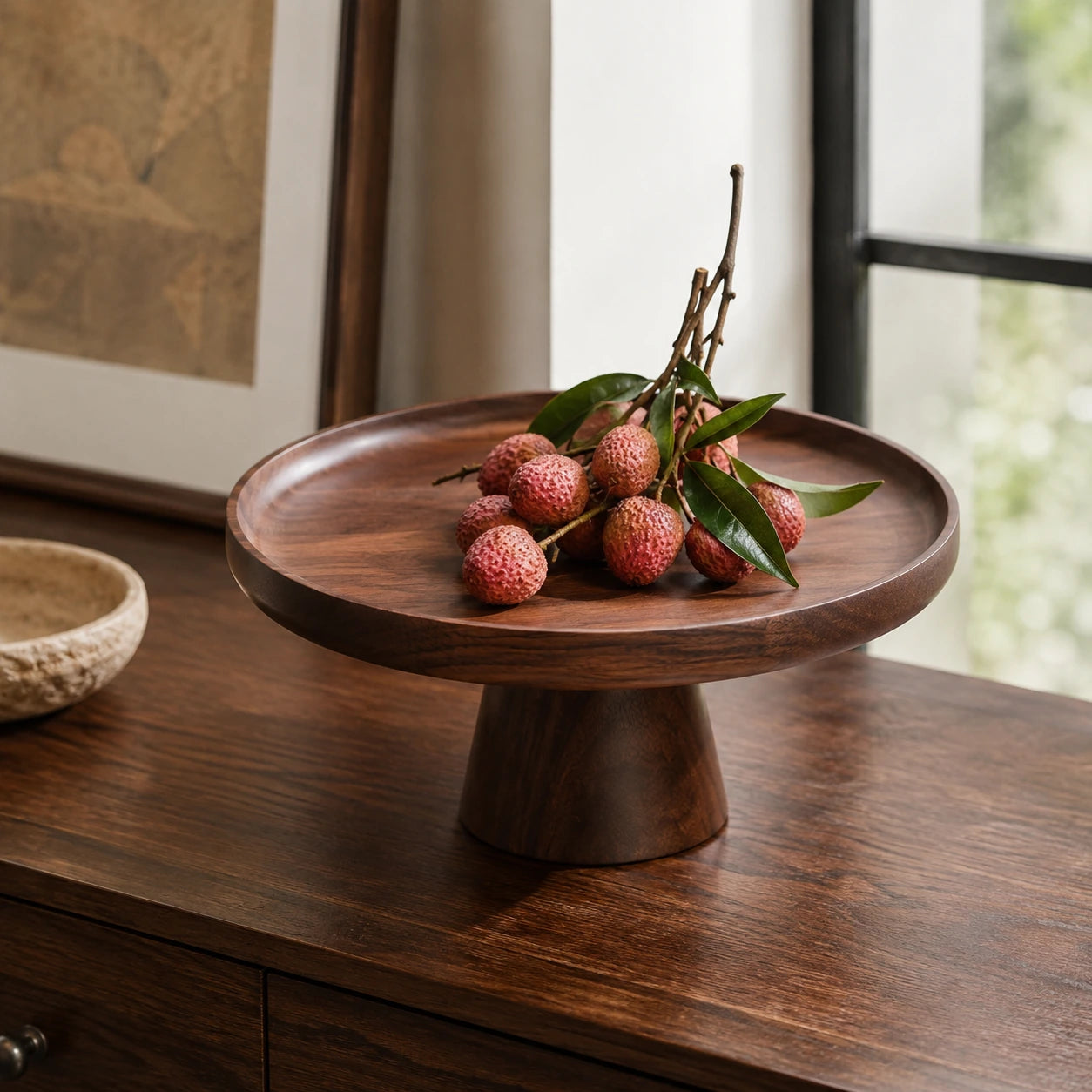 Bandeja pedestal em madeira escura com lichias em composição decorativa premium