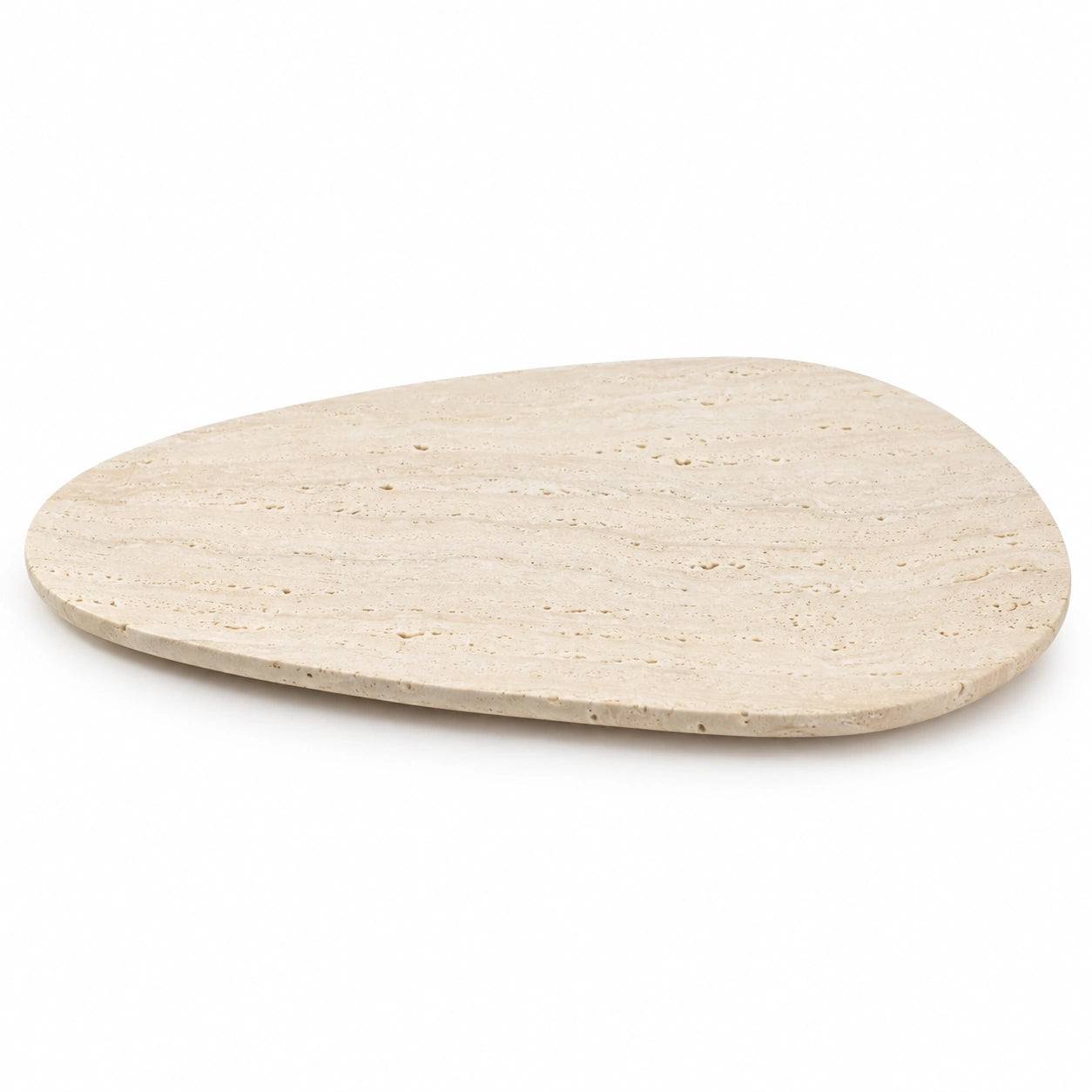 Bandeja Orgânica Serena de 28 por 14 cm em travertino natural bege sobre fundo branco