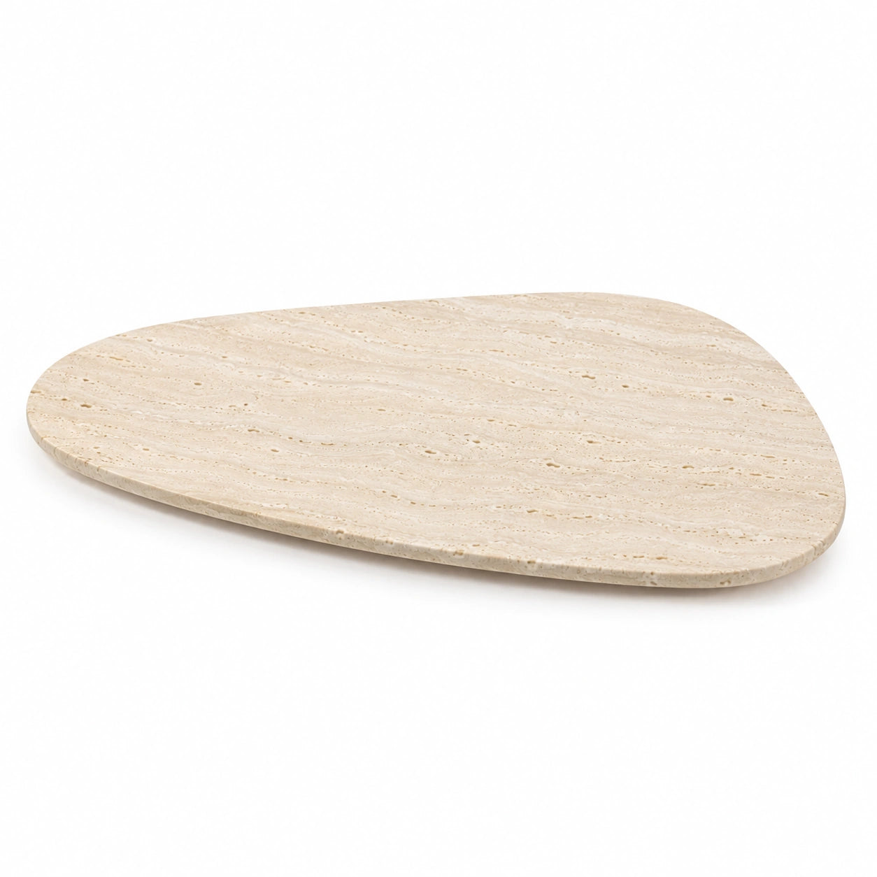 Bandeja Orgânica Serena de 35 por 19 cm em travertino natural bege sobre fundo branco