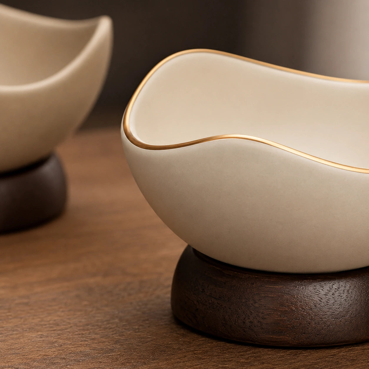 Detalhe da borda dourada do Bowl Évora em cerâmica com base de acácia