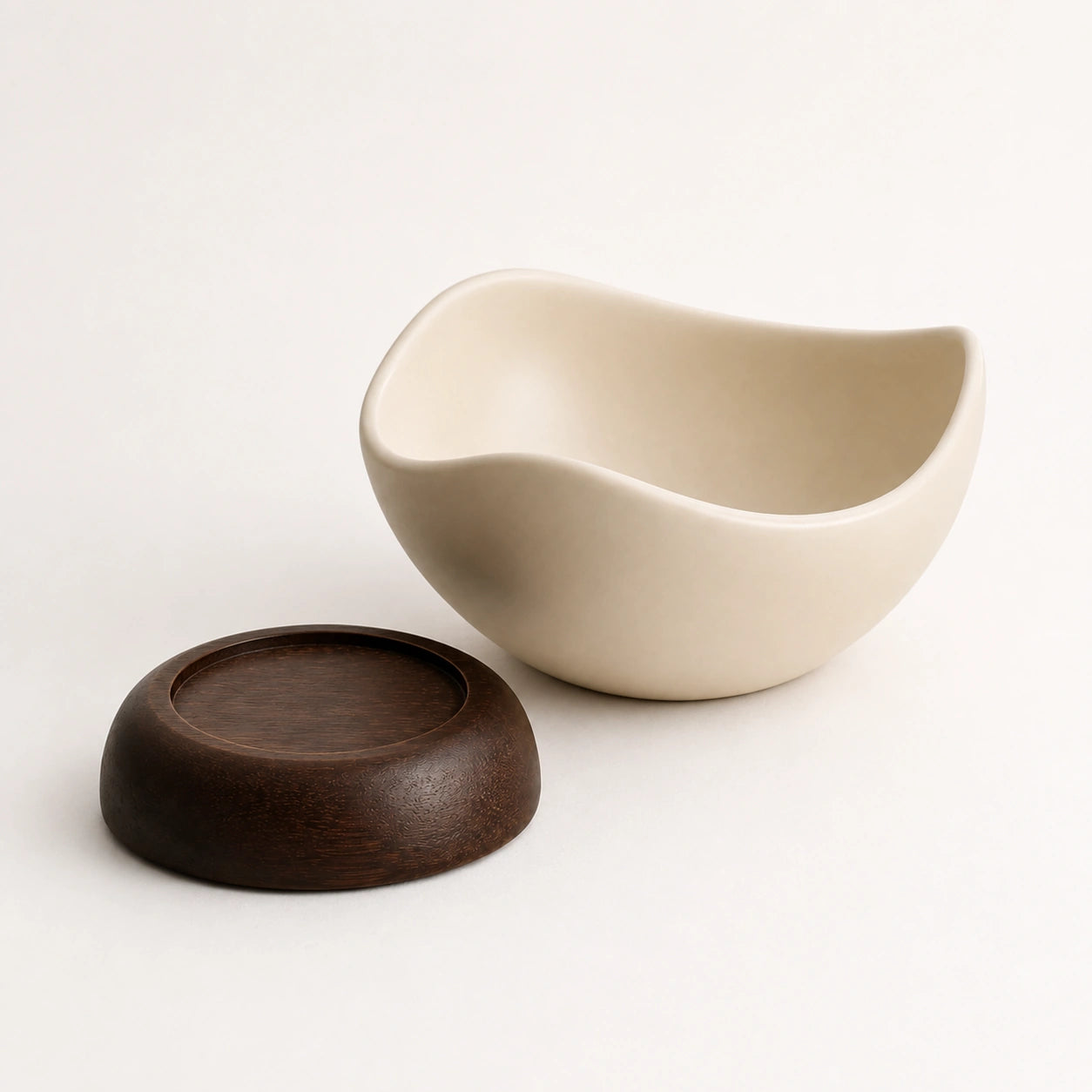 Bowl Évora em cerâmica creme com base de madeira de acácia sobre fundo branco