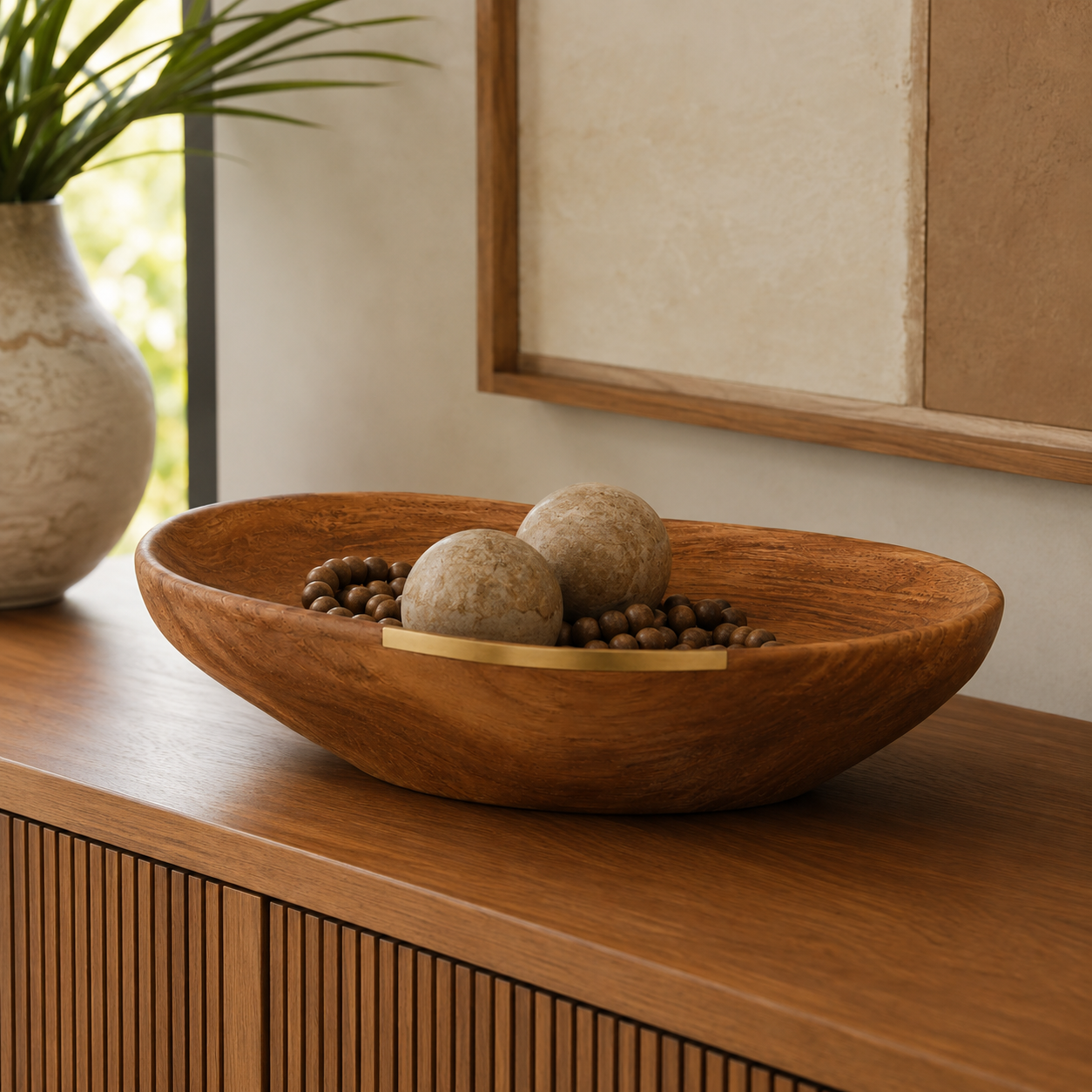 Bowl Decorativo Aruã sobre aparador em composição com objetos decorativos e madeira
